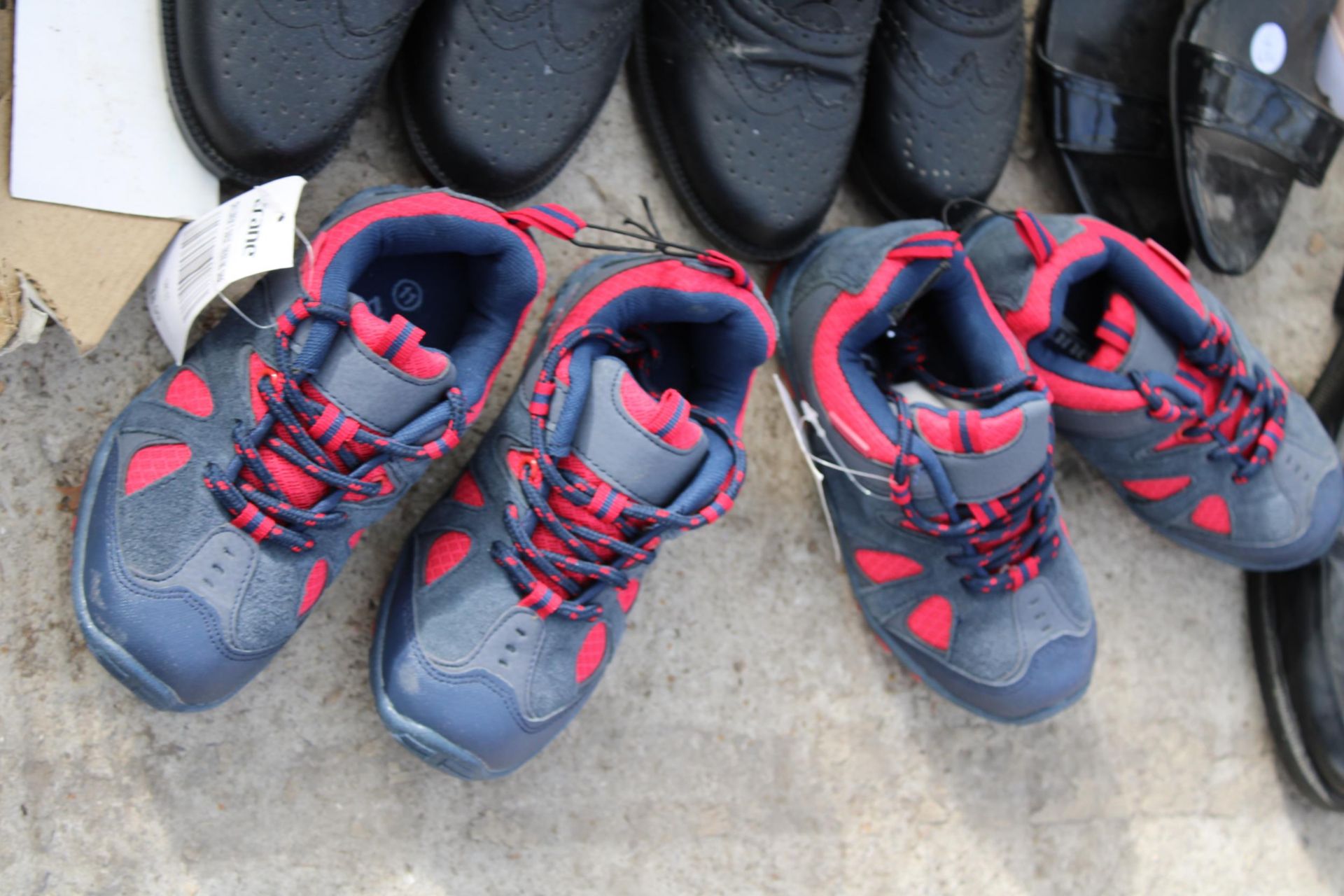 AN ASSORTMENT OF MENS AND LADIES SHOES AND THREE BIKE HELMETS - Image 3 of 3