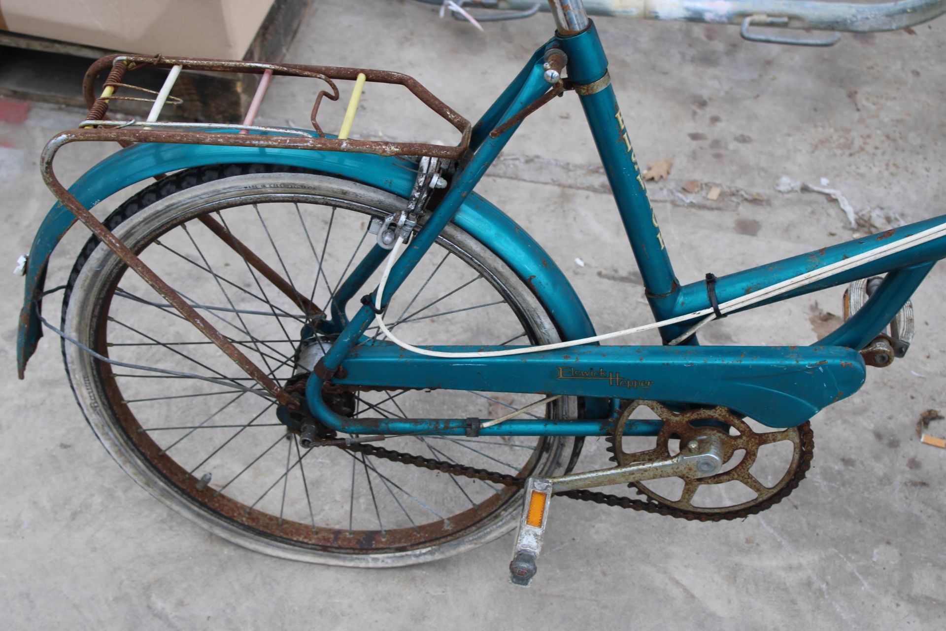 A RETRO LADIES SHOPPER BIKE - Image 3 of 4