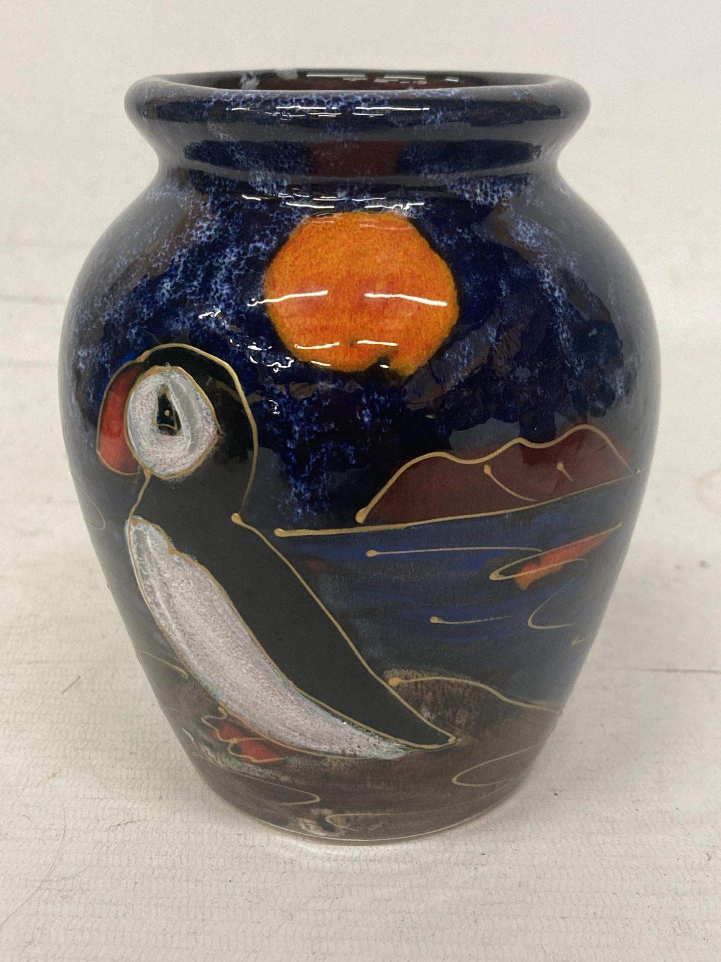 AN ANITA HARRIS PUFFIN VASE SIGNED IN GOLD