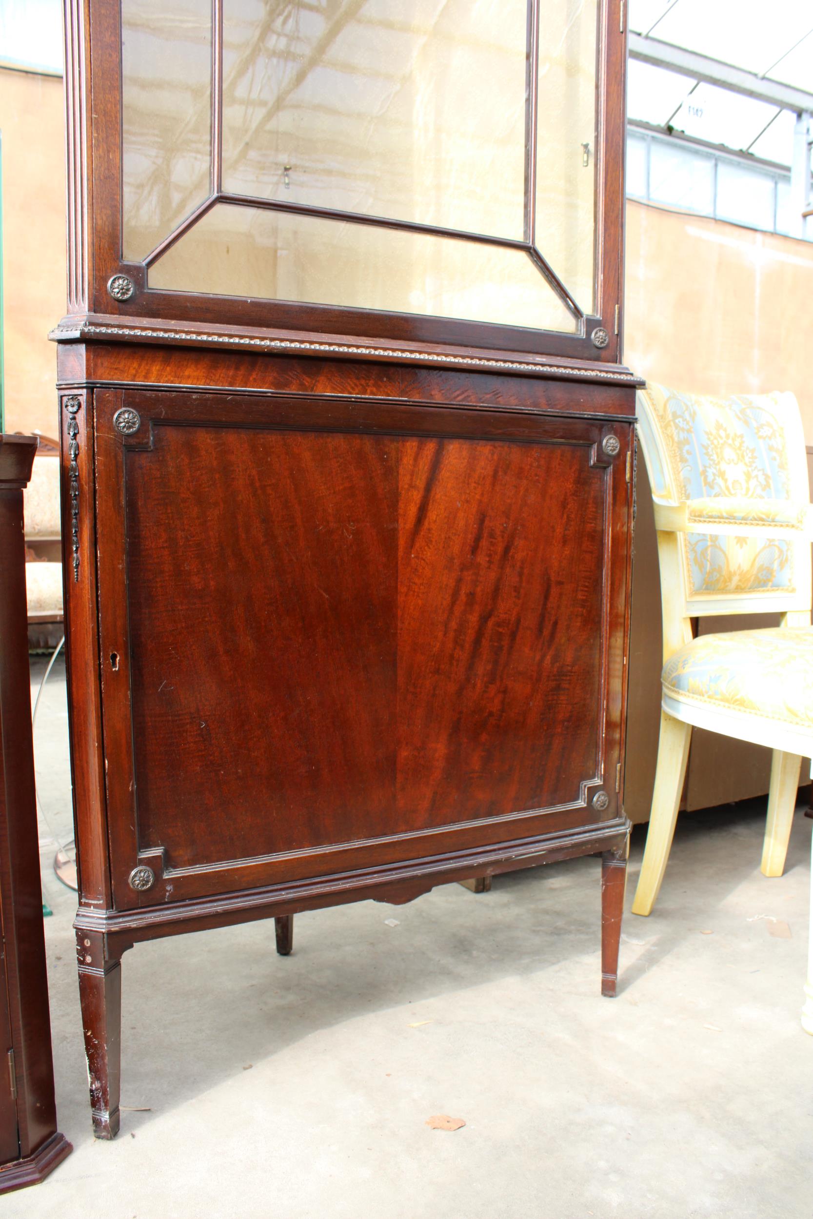 A 19TH CENTURY STYLE MAHOGANY CORNER CUPBOARD WITH GLAZED UPPER PORTION AND A SMALL CORNER CUPBOARD - Image 3 of 5