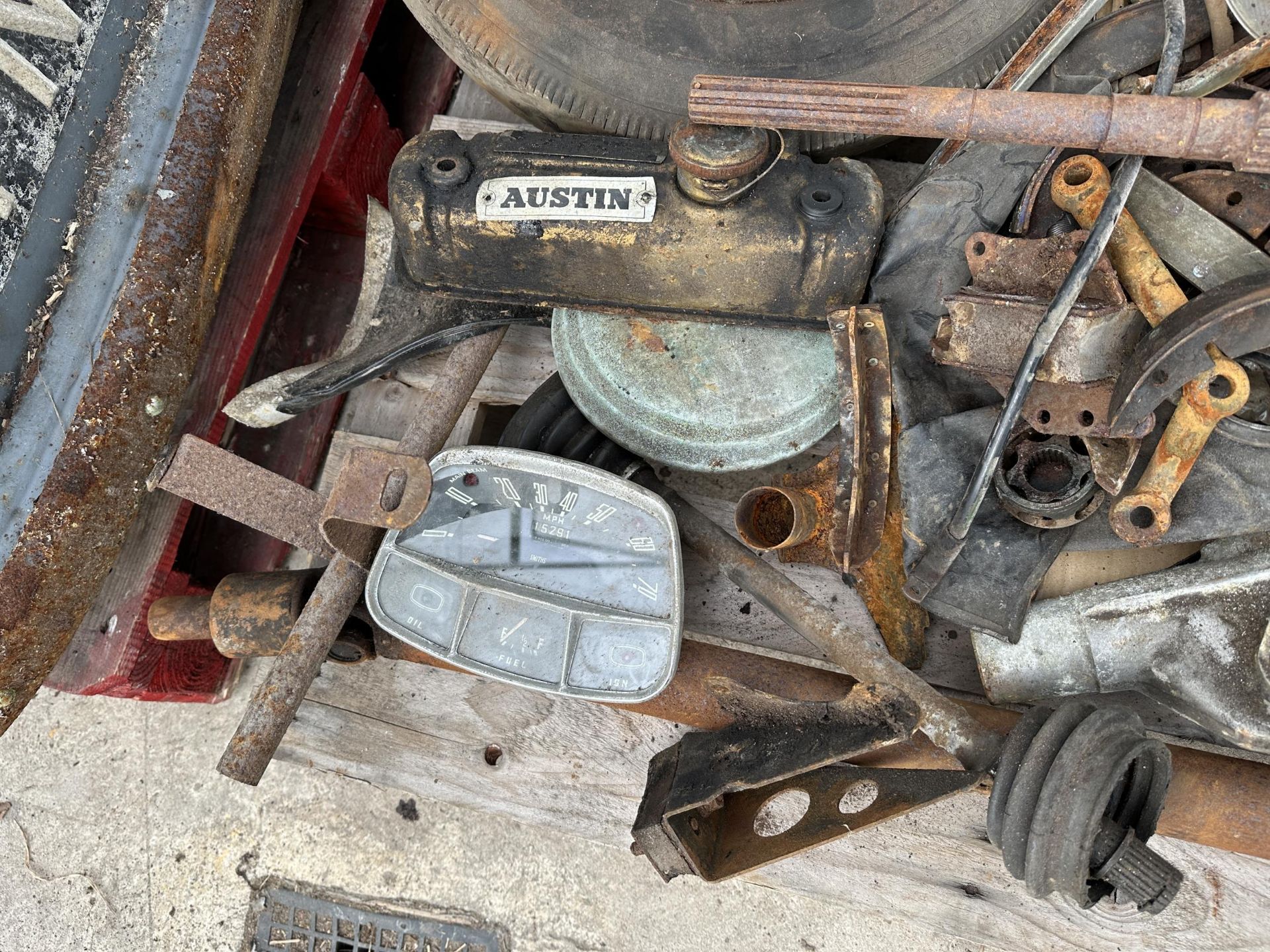 A VINTAGE AUSTIN A30 BARN FIND RESTORATION PROJECT COMPLETE WITH A NUMBER OF SPARE PARTS TO - Image 15 of 19