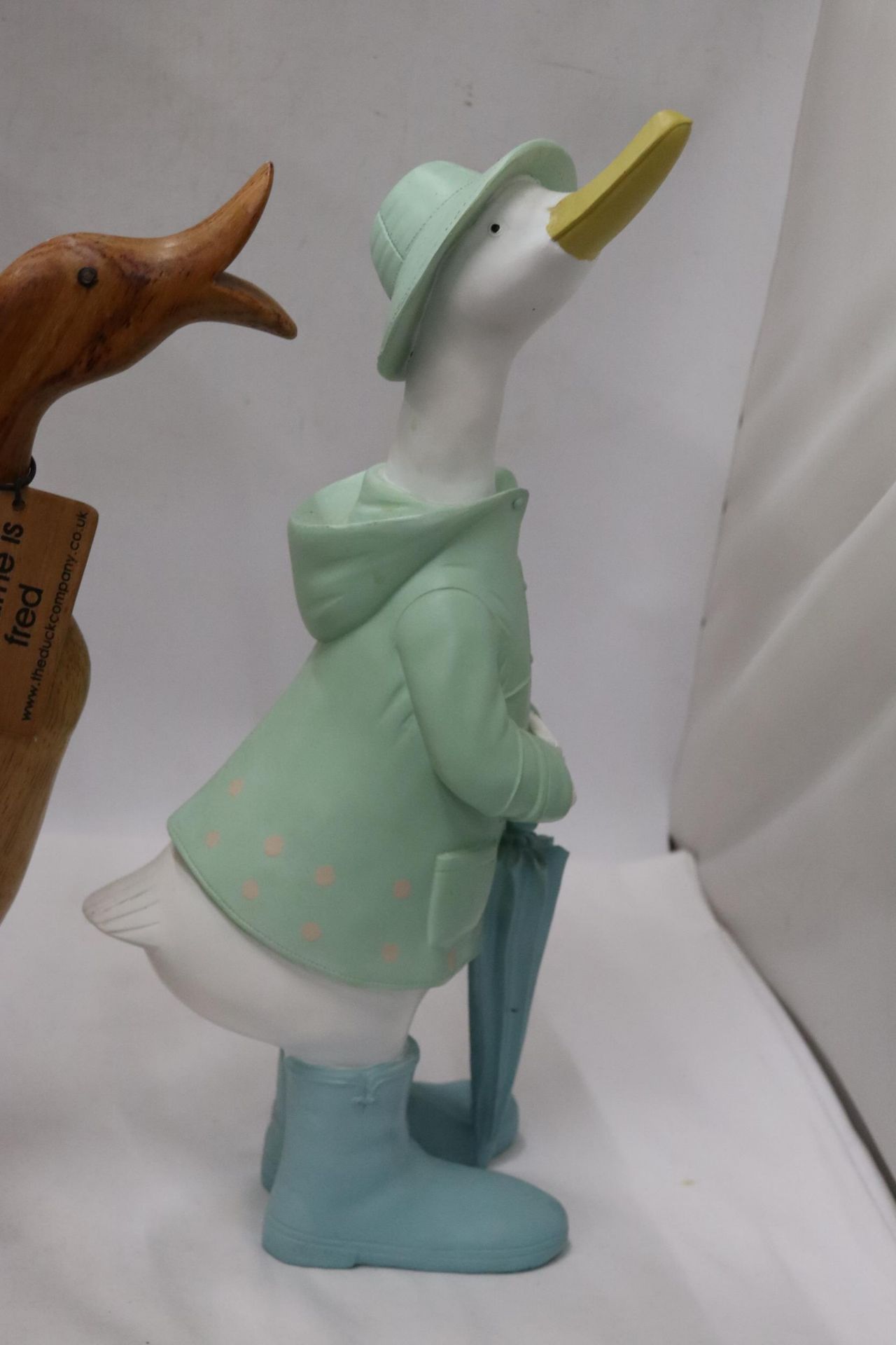 A WOODEN DUCK FROM 'THE DUCK COMPANY' CALLED FRED PLUS A PAINTED DUCK, HEIGHTS 42CM - Image 4 of 7