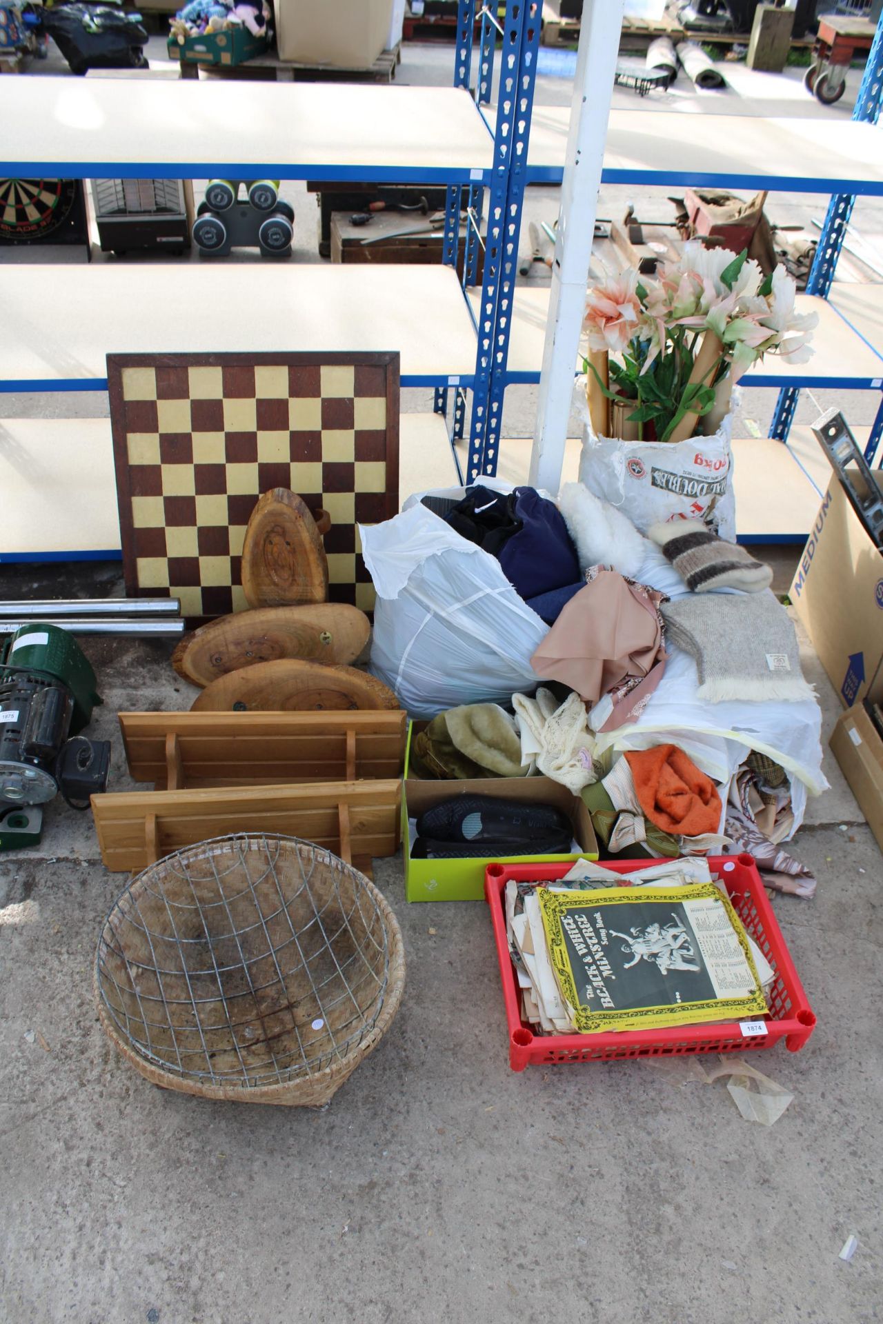 AN ASSORTMENT OF ITEMS TO INCLUDE WOODEN SHELVES, A CHESS BOARD AND ARTIFICIAL FLOWERS ETC