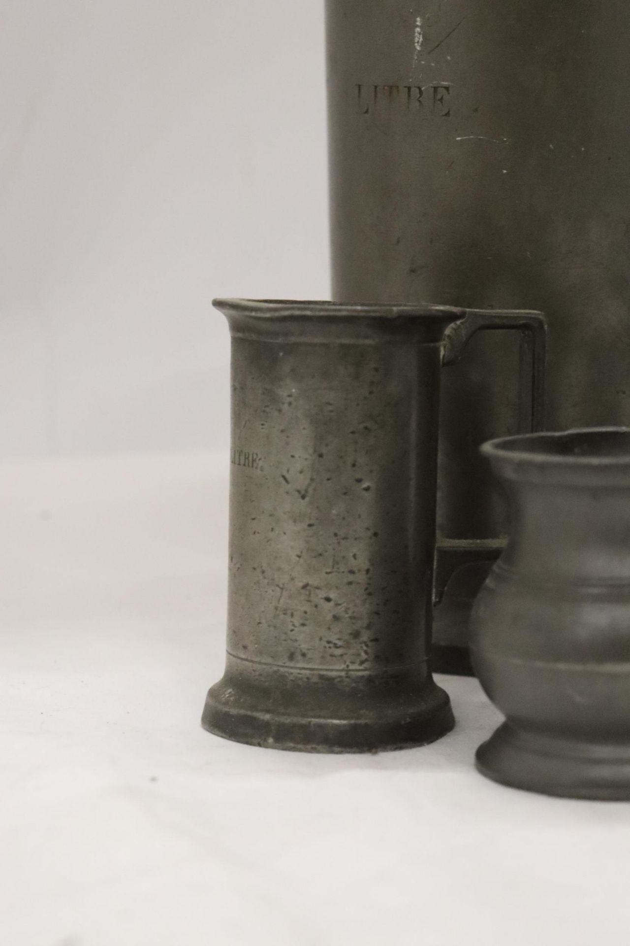 A COLLECTION OF ANTIQUE FRENCH PEWTER TANKARDS OF VARYING SIZES - 6 IN TOTAL - Image 4 of 10