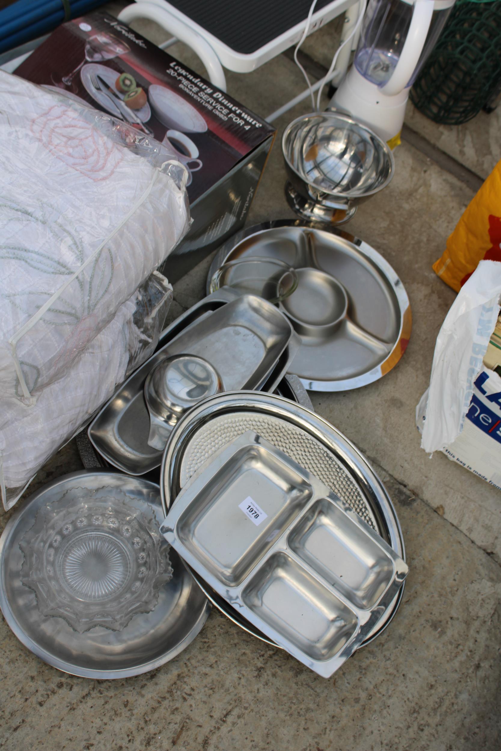 AN ASSORTMENT OF ITEMS TO INCLUDE STAINLESS STEEL SERVING TRAYS, A KITCHEN STEP AND A JUICER ETC - Image 2 of 5