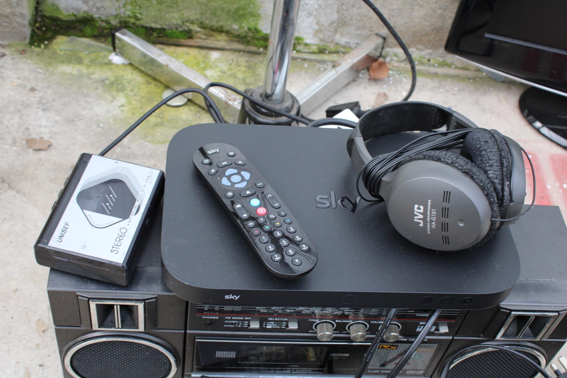 VARIOUS ELECTRICAL ITEMS TO INCLUDE FAN, CD PLAYER, SKY BOX ETC - Image 3 of 3
