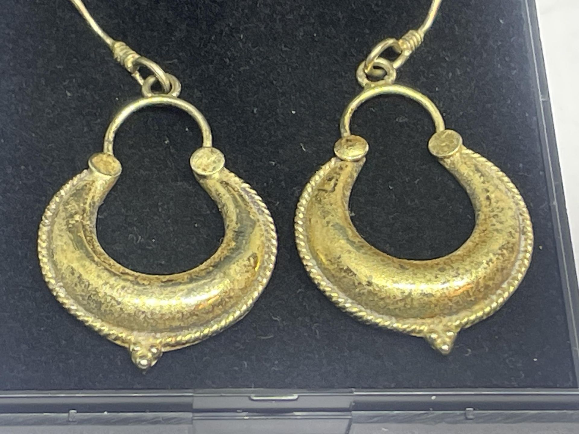 A PAIR OF 925 SILVER CRESCENT MOON DROP EARRINGS IN A PRESENTATION BOX - Image 2 of 2
