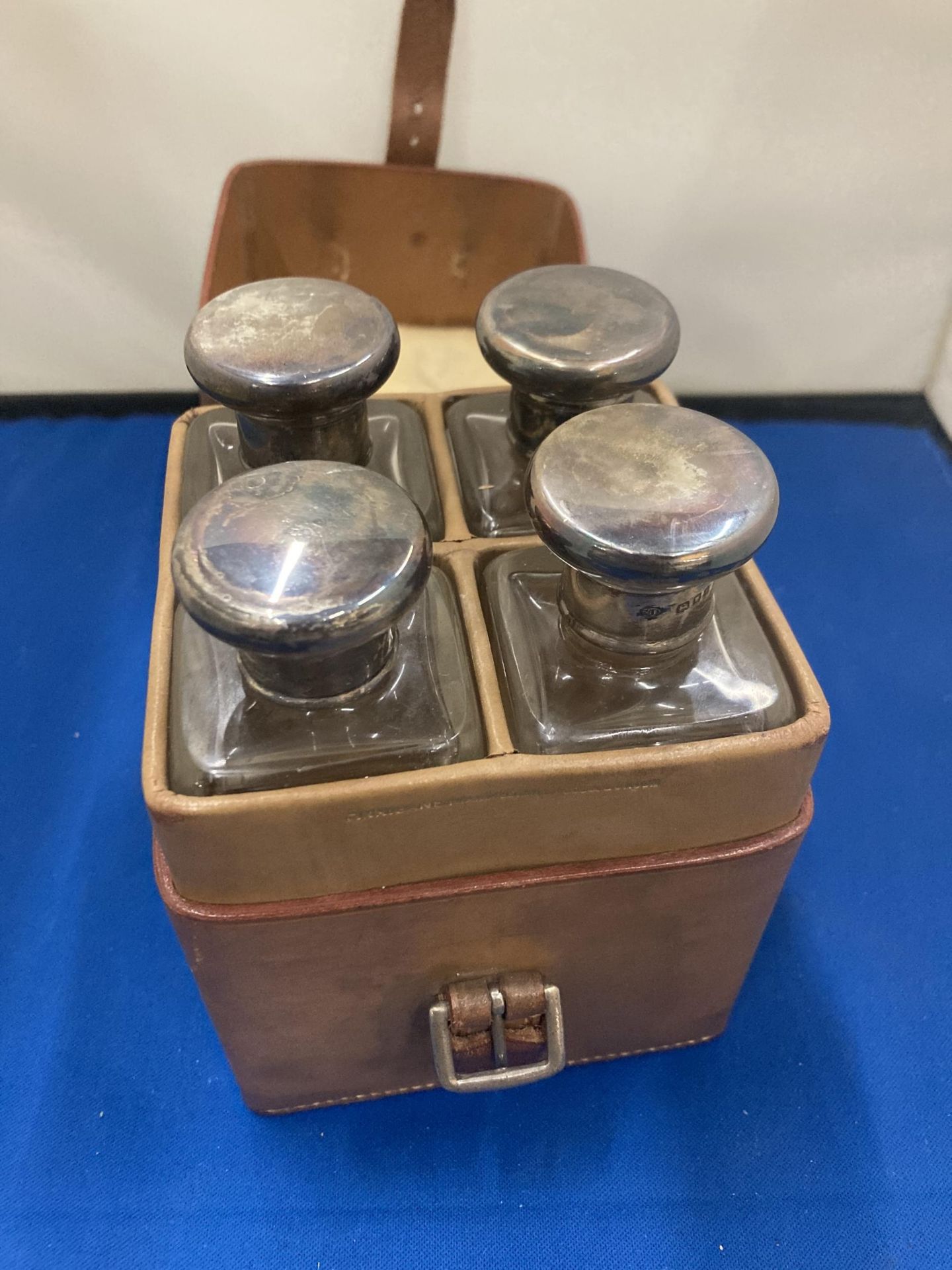 A VINTAGE LEATHER CASE CONTAINING FOUR GLASS BOTTLES WITH HALLMARKED SILVER TOPS - Image 3 of 6