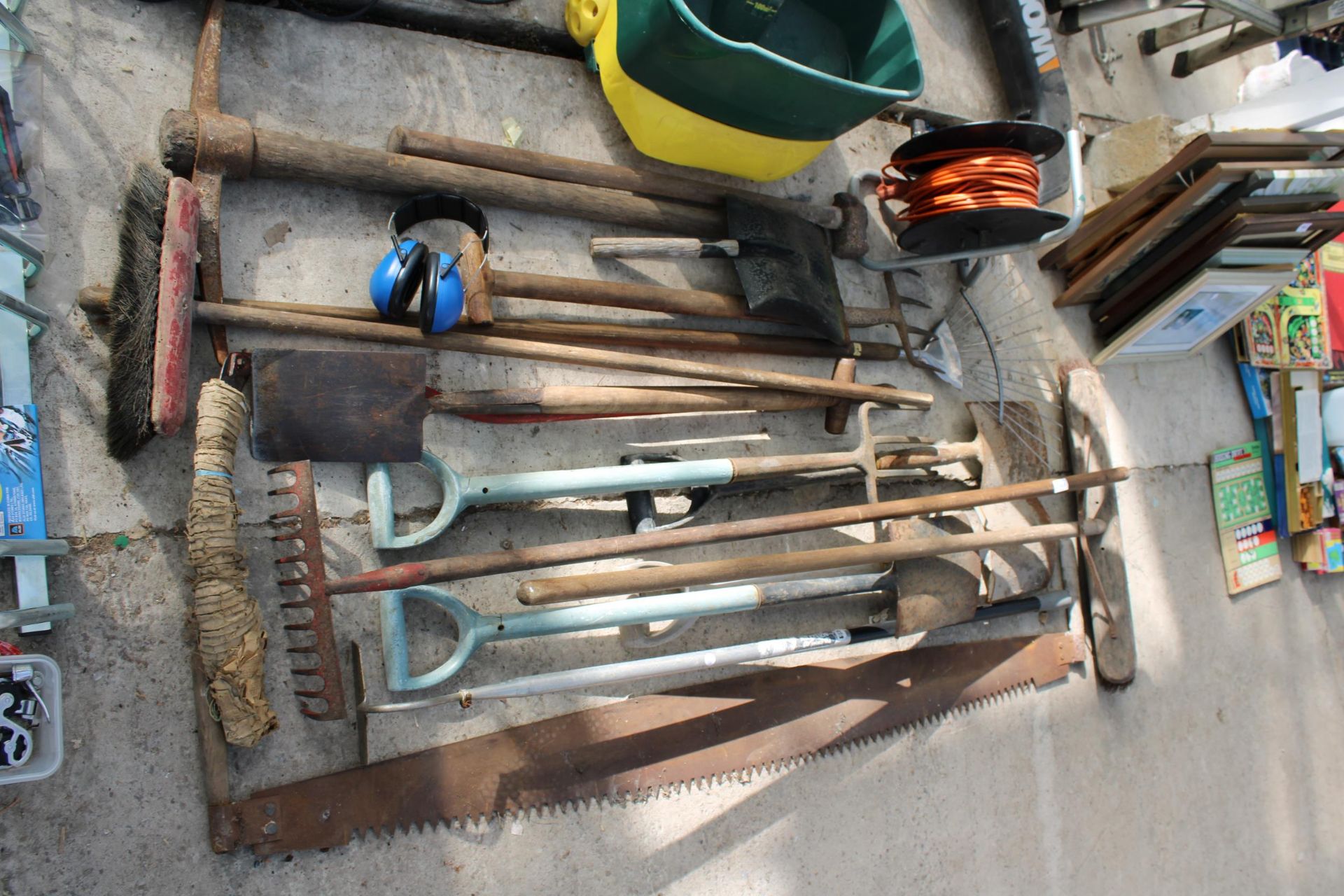 AN ASSORTMENT OF GARDEN TOOLS TO INCLUDE SPADES, FORKS AND RAKES ETC - Image 2 of 4
