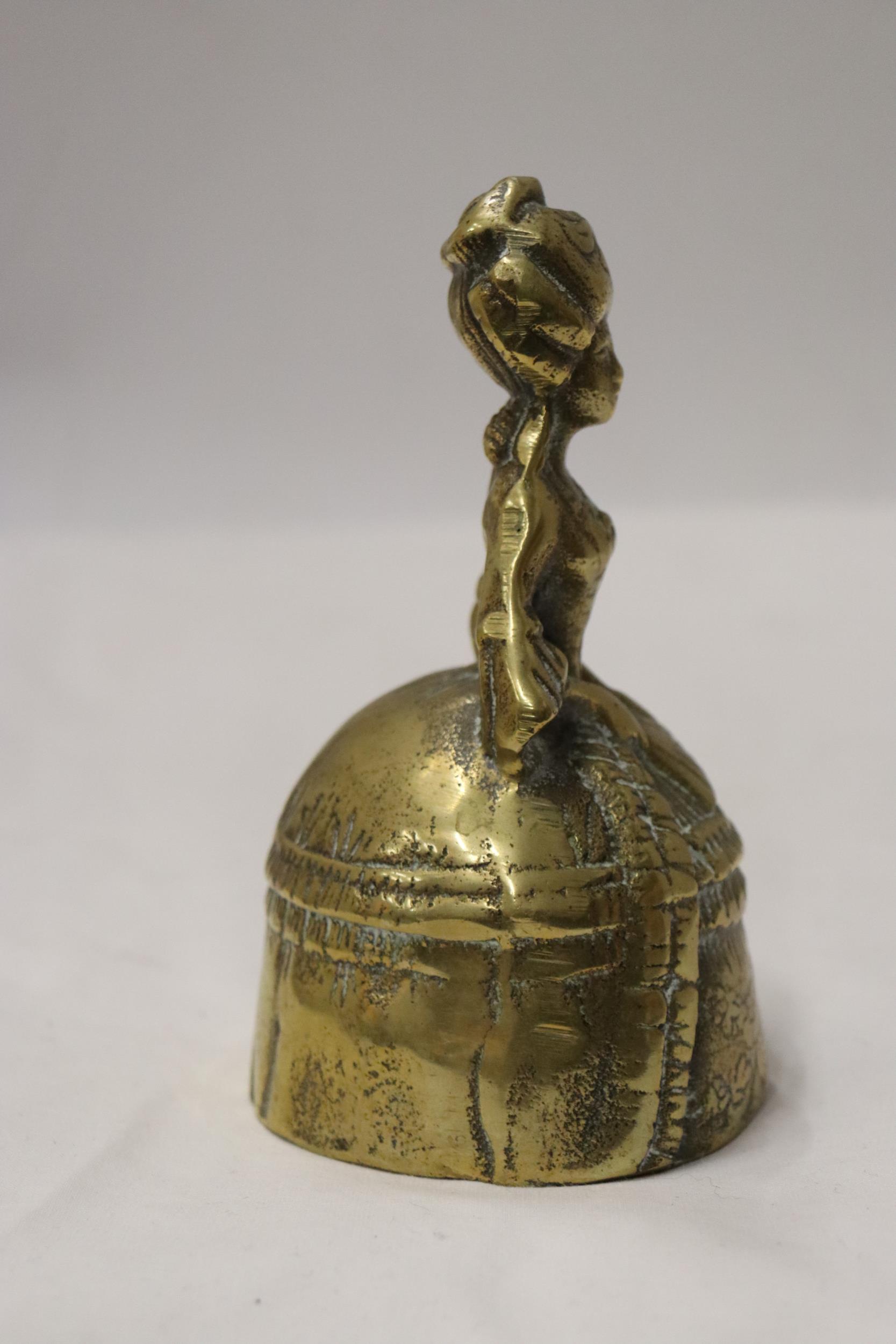 A VINTAGE BRASS BELL MODELLED AS A VICTORIAN WOMAN - Image 5 of 6