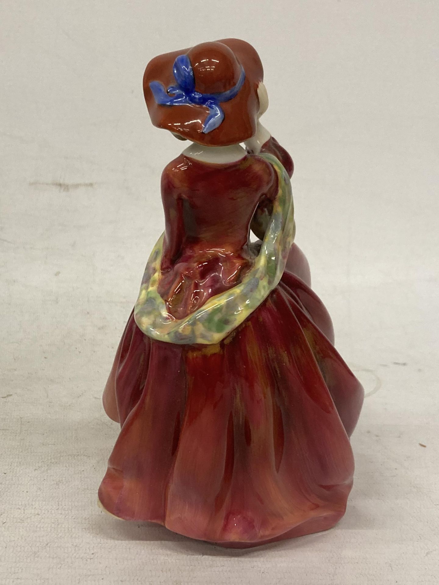 A ROYAL DOULTON FIGURINE TOP O THE HILL - Image 3 of 4