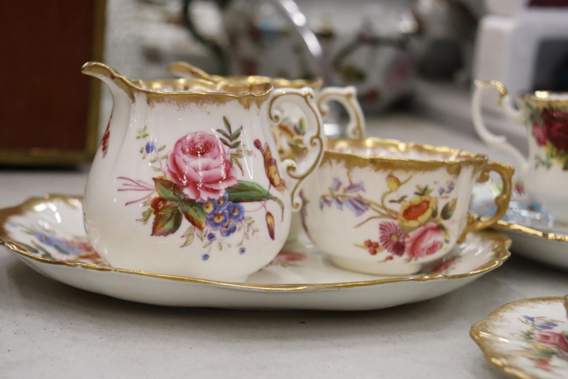 A 15 PIECE PART TEASET HAMMERSLEY AND CO TOGETHER WITH AN OLD ROYAL ALBERT COUNTRY ROSES CAKE PLATES - Image 5 of 10