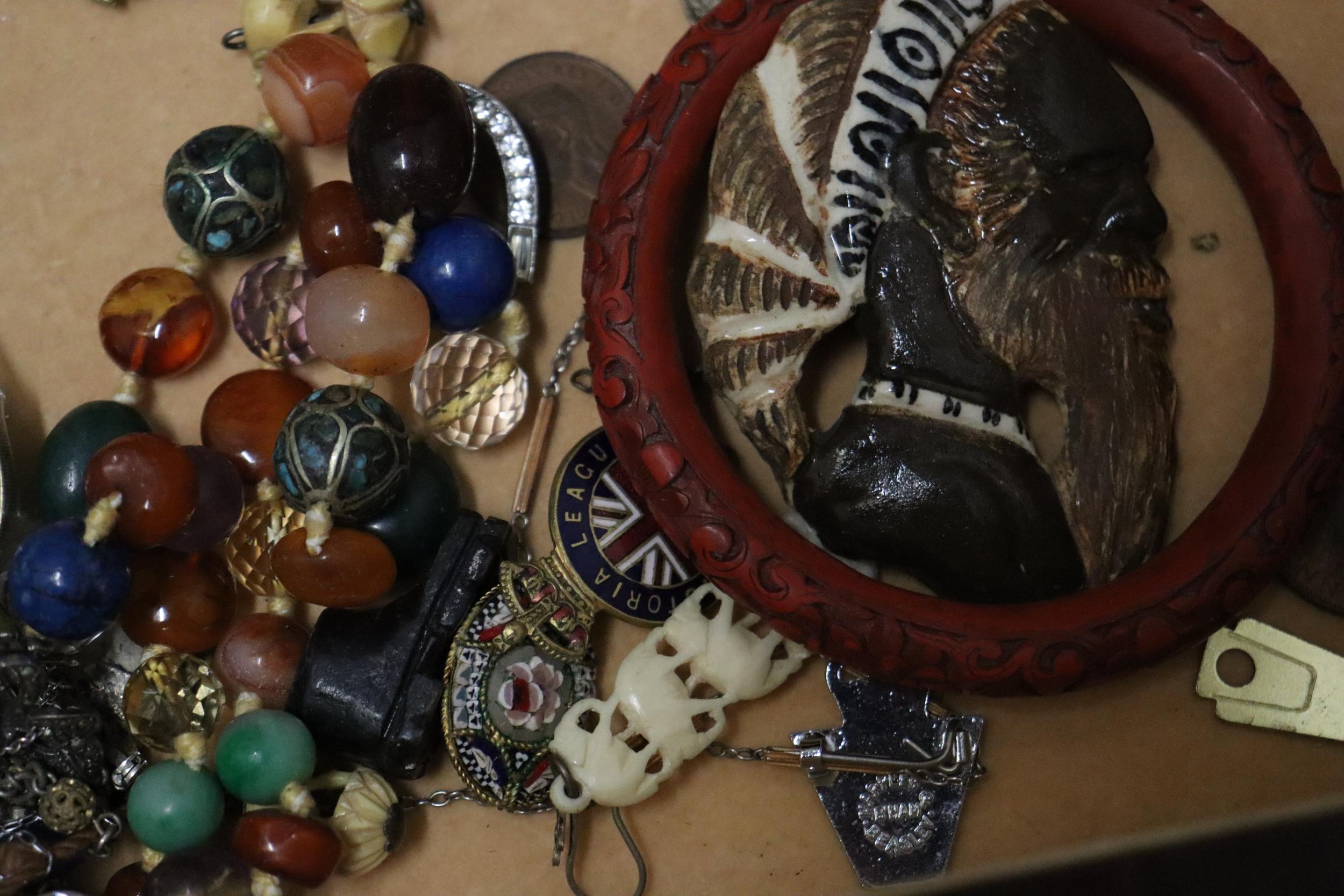A QUANTITY OF COSTUME JEWELLERY TO INCLUDE WATCHES, BROOCHES, RINGS, A BAG OF COINS, ETC PLUS A - Image 6 of 12
