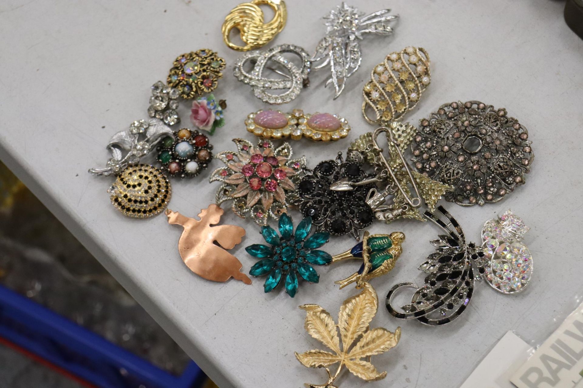 A QUANTITY OF VINTAGE BROOCHES - 21 IN TOTAL - Image 2 of 7