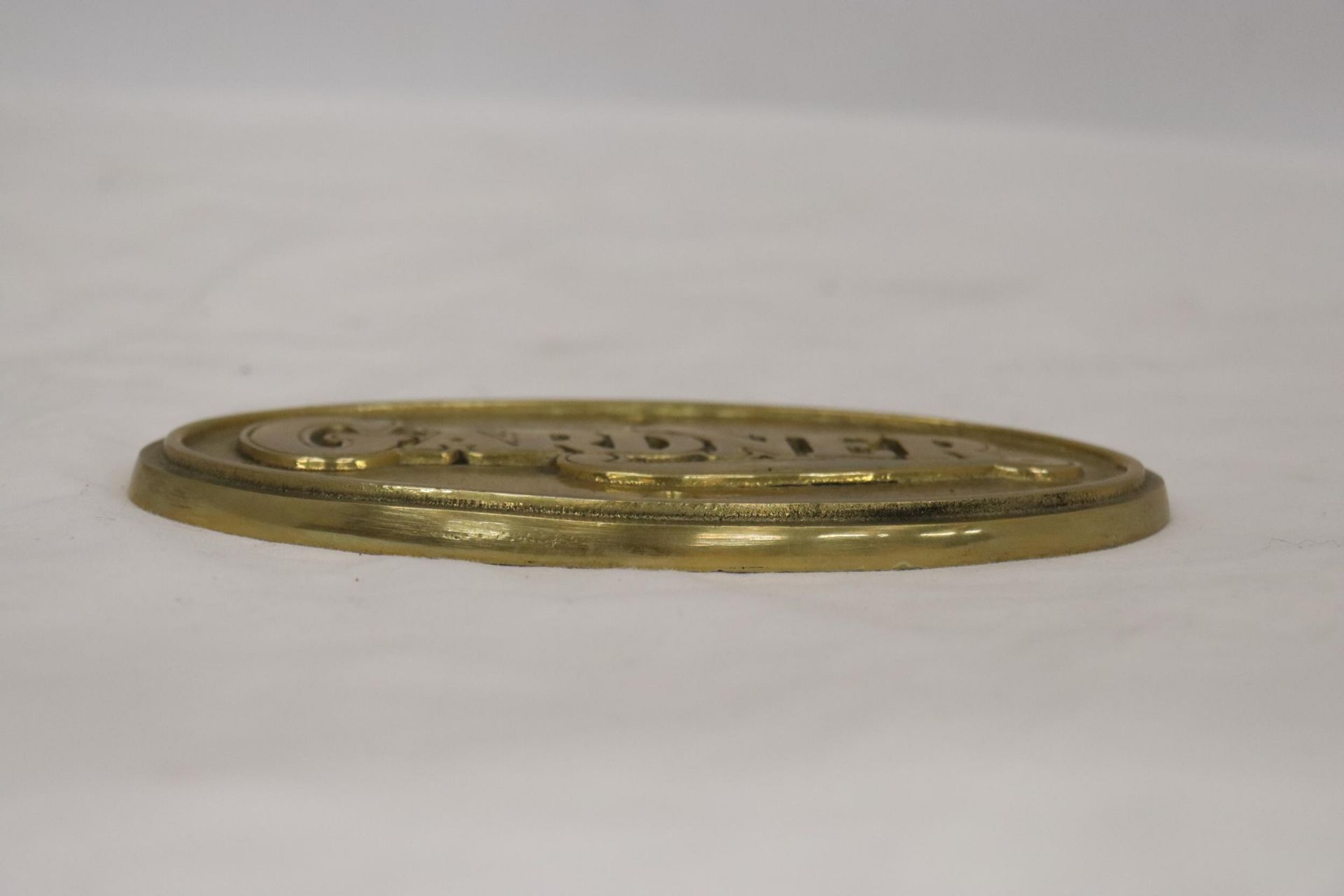 AN OVAL BRASS GARDNER SIGN - Image 3 of 3