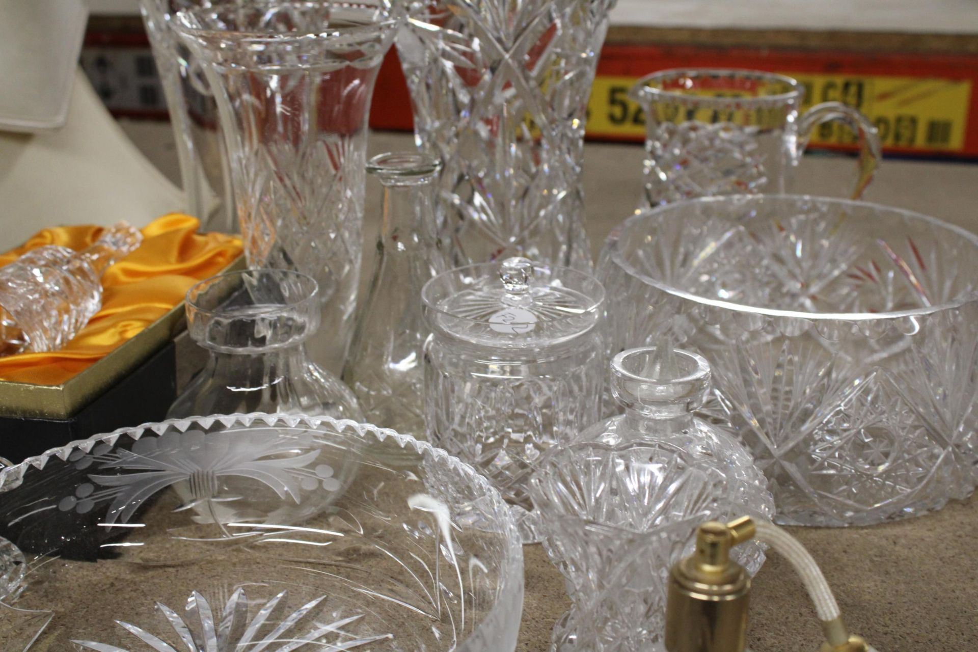 A QUANTITY OF HEAVY CUT GLASS TO INCLUDE VASES, BOWLS, JUGS, A PERFUME ATOMISER, BELL, ETC - Image 6 of 6