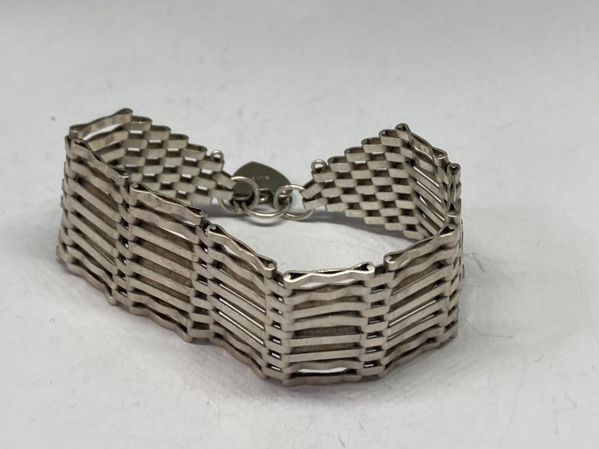 A SILVER EIGHT BAR GATE BRACELET - Image 2 of 3