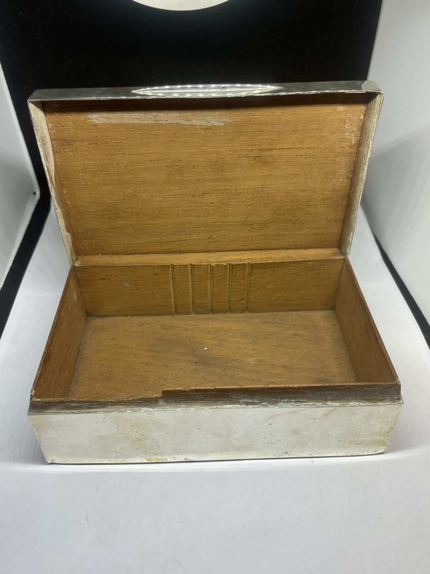A HALLMARKED LONDON SILVER CIGARETTE BOX ENGRAVED TO LID AND WOOD LINED - Bild 4 aus 5