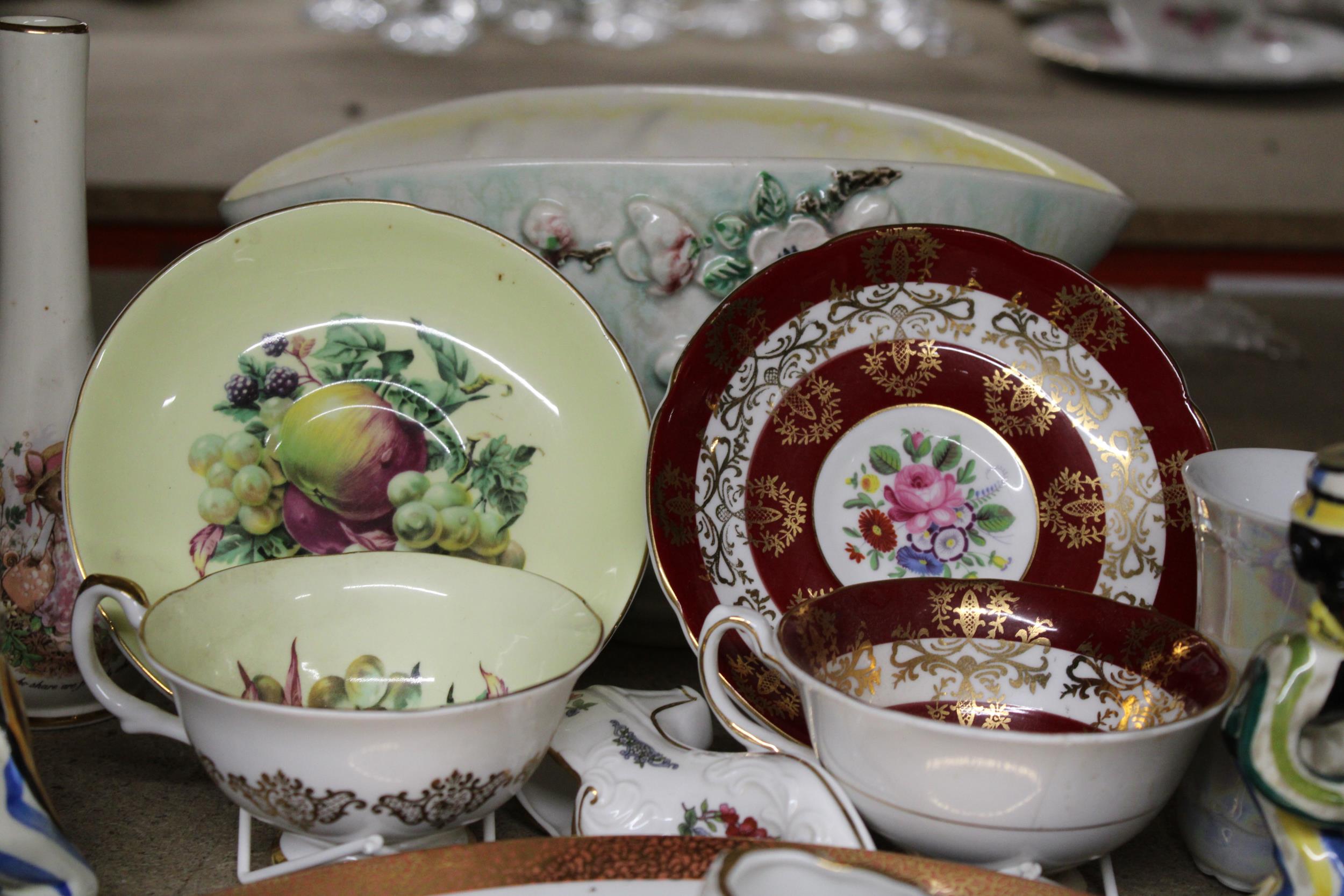 A MIXED CERAMIC LOT TO INCLUDE ROYAL GRAFTON CUPS AND SAUCERS, FIGURES, A BOWL, LARGE PLATE, ETC - Image 3 of 4