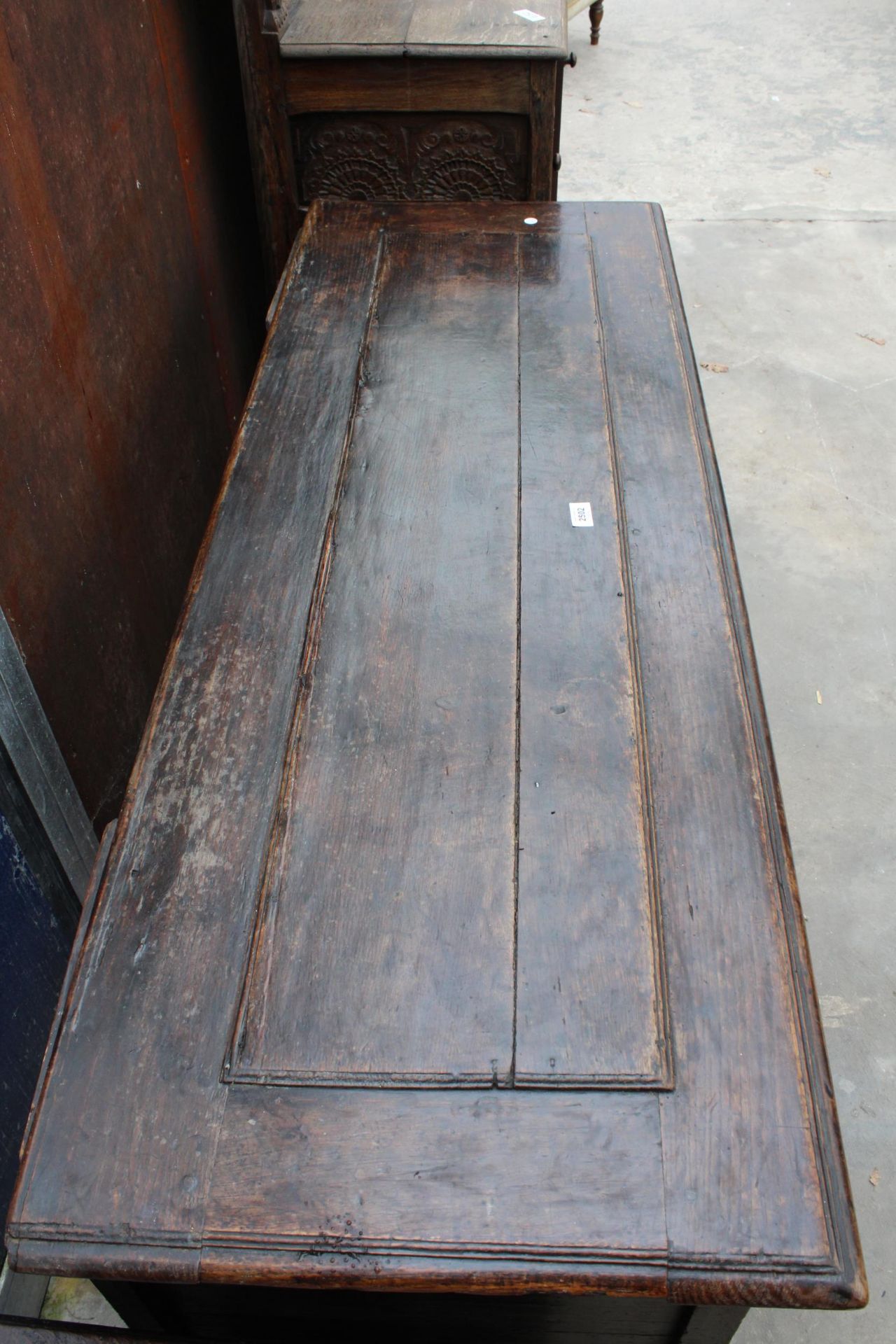 A GEORGIAN OAK BLANKET CHEST WITH FOUR PANEL FRONT ND FOLIAGE FRIEZE CARVING, 61" WIDE - Image 4 of 5