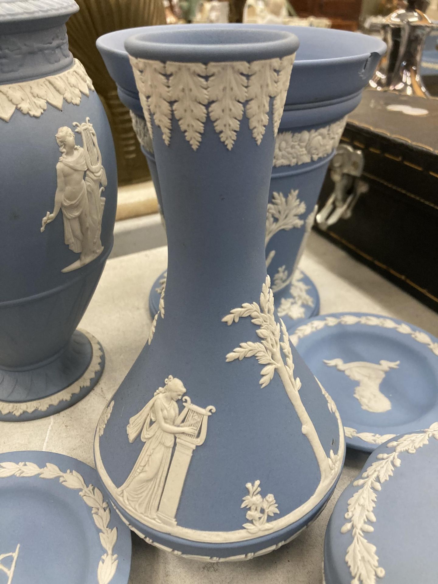 A LARGE QUANTITY OF WEDGWOOD JASPERWARE POWDER BLUE TO INCLUDE TRINKET BOXES, VASES, PIN DISHES, - Image 3 of 6