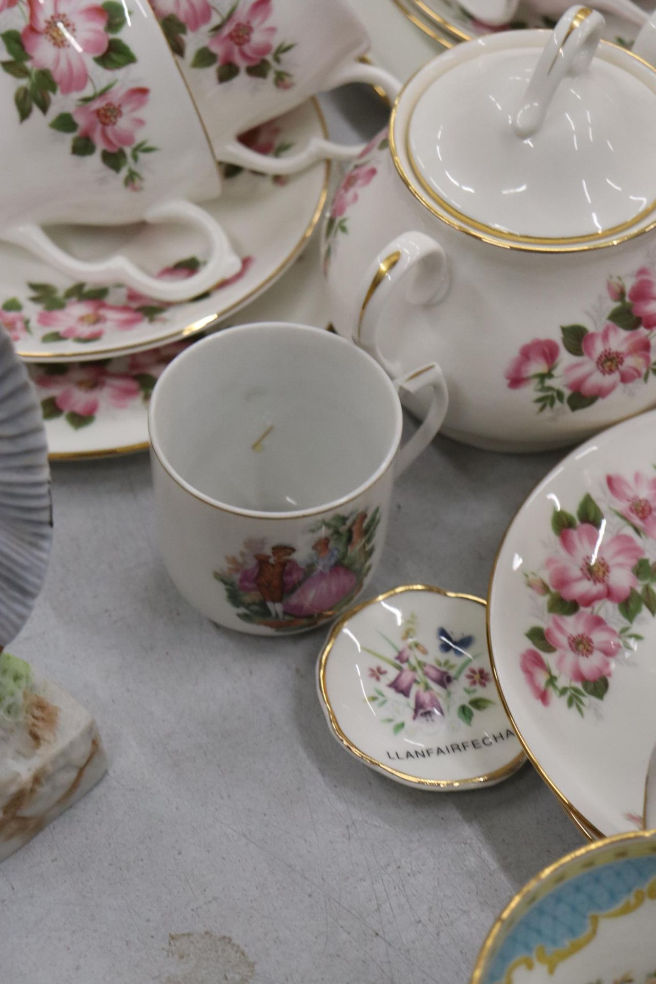 A ROYAL KENT, FLORAL, CHINA TEASET TO INCLUDE A CAKE PLATE, CREAM JUG, SUGAR BOWL, CUPS, SAUCERS AND - Image 9 of 11