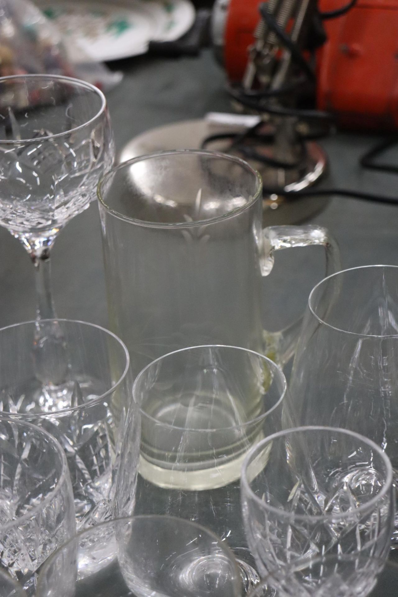 A LARGE QUANTITY OF GLASSES TO INCLUDE SHERRY, LIQUER, TUMBLERS, ETC - Image 7 of 9