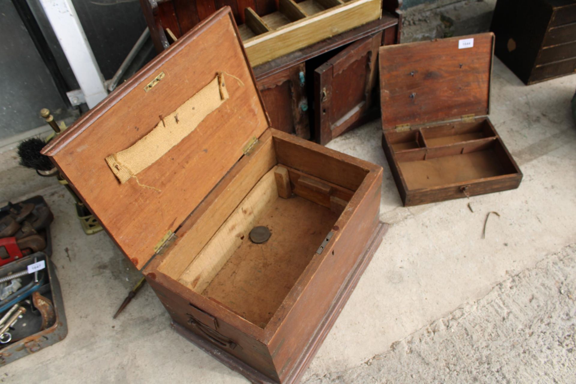 AN ASSORTMENT OF ITEMS TO INCLUDE A WOODEN WALL SHELF WITH LOWER CUPBOARD, A WOODEN TOOL CHEST AND A - Image 4 of 4