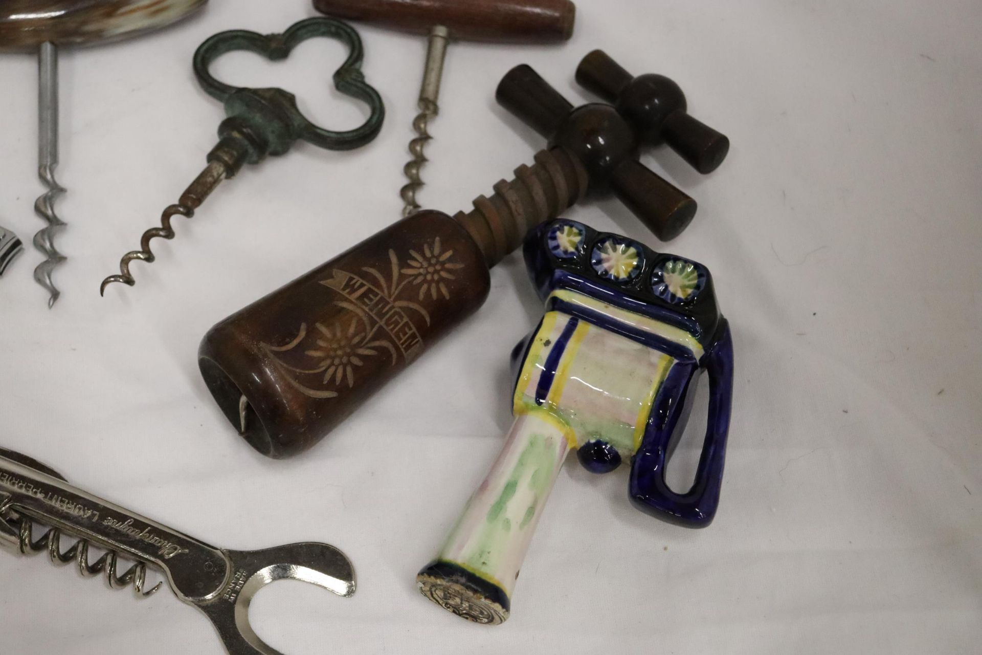 A TIN OF COLLECTABLES TO INCLUDE VINTAGE BOTTLE OPENERS, TWO MINIATURE SCRUMPY BOTTLES FROM - Image 3 of 13