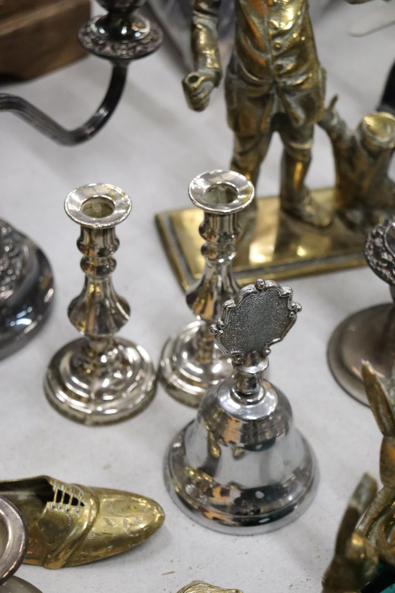 A QUANTITY OF BRASS AND SILVER PLATE TO INCLUDE A HEAVY POACHER FIGURE, CANDLESTICKS, ANIMAL - Image 10 of 15