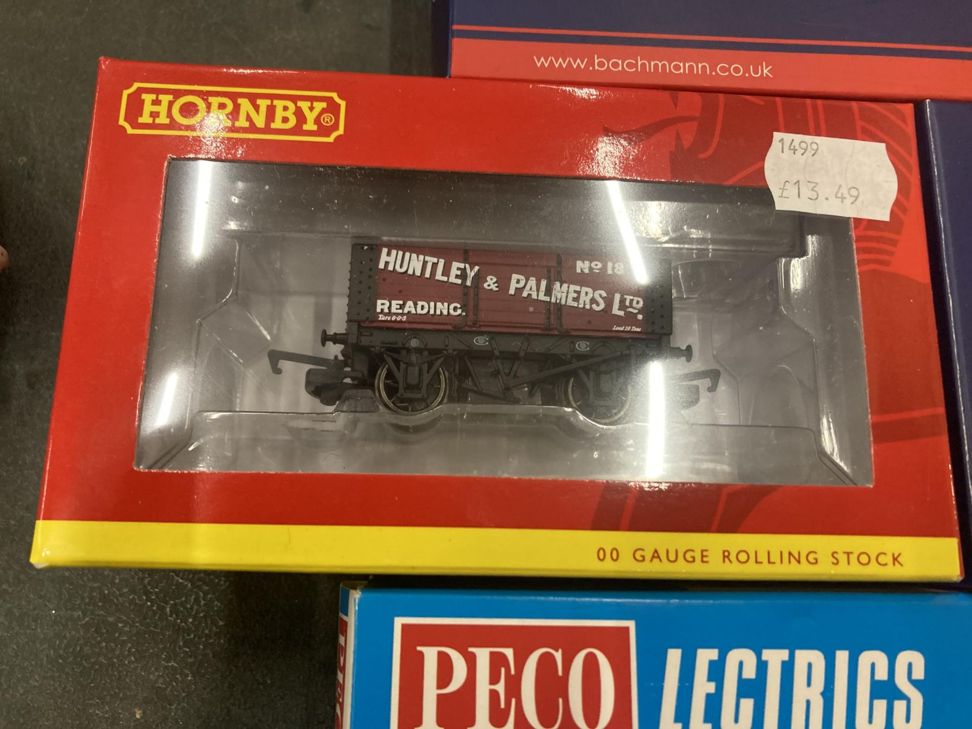 A QUANTITY OF MODEL TRAINS TO INCLUDE A BACHMANN QUEEN MARY BREAK VAN, HORNBY PASSENGER BRAKE, - Bild 7 aus 8