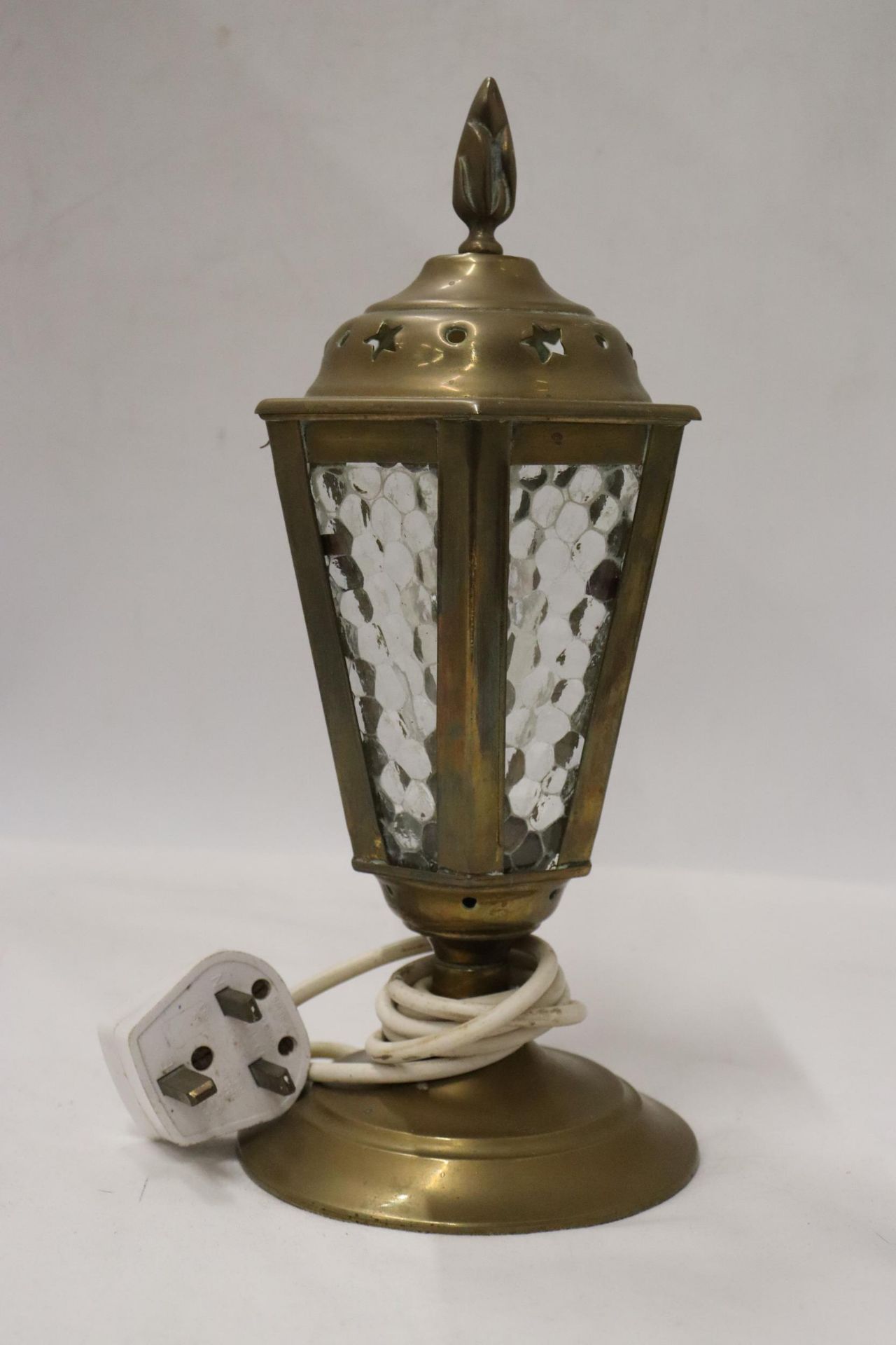 A VINTAGE BRASS, LANTERN STYLE LAMP, HEIGHT 29CM - Image 5 of 6