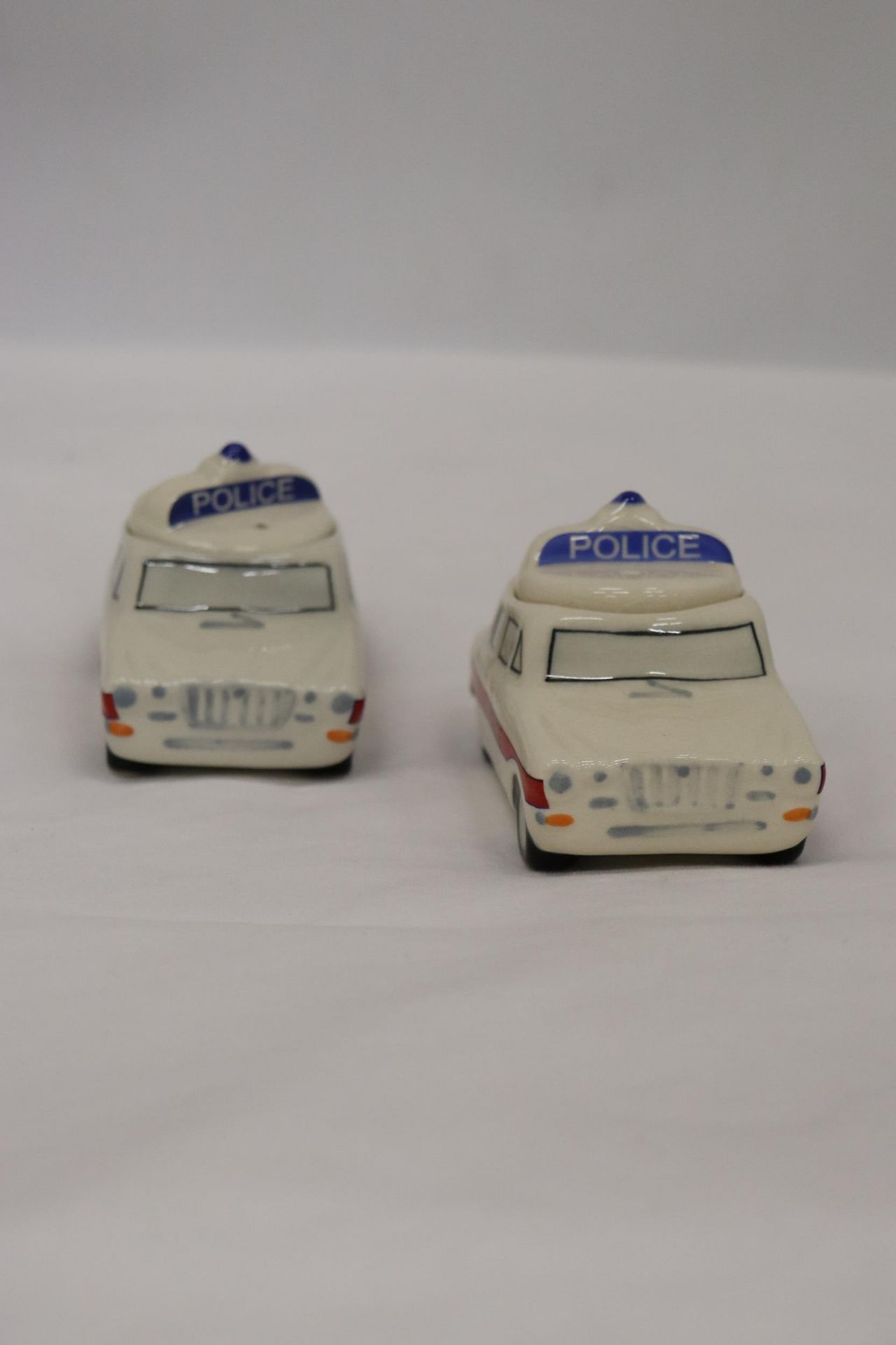 THIRTEEN POLICE CAR EGG CUPS WITH SALT POT FOR LID - Bild 6 aus 6