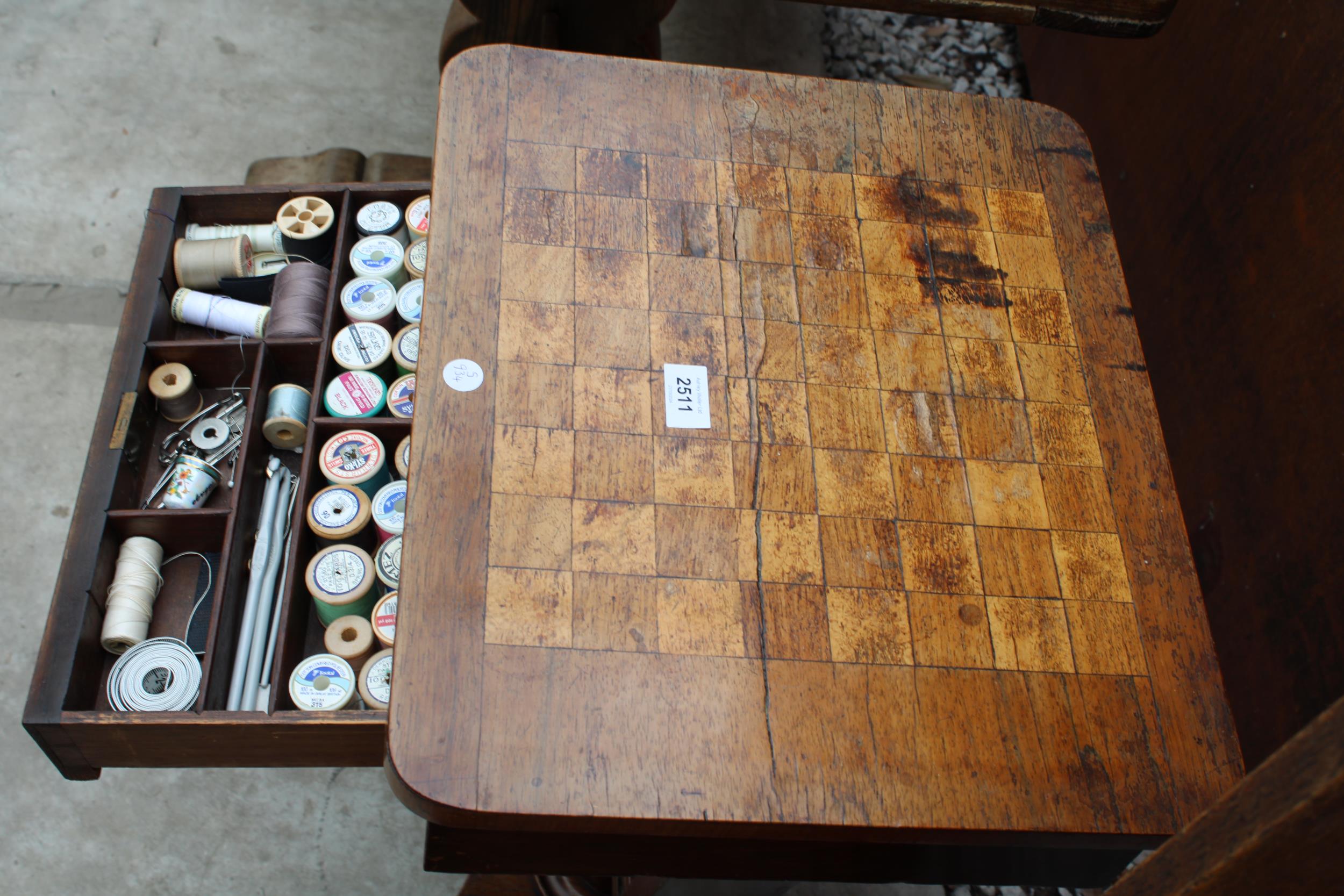 A VICTORIAN SEWING TABLE WITH SINGLE DRAWER, PULL OUT STORAGE SECTION AND GAMES TOP, 18" X 15" - Image 4 of 4