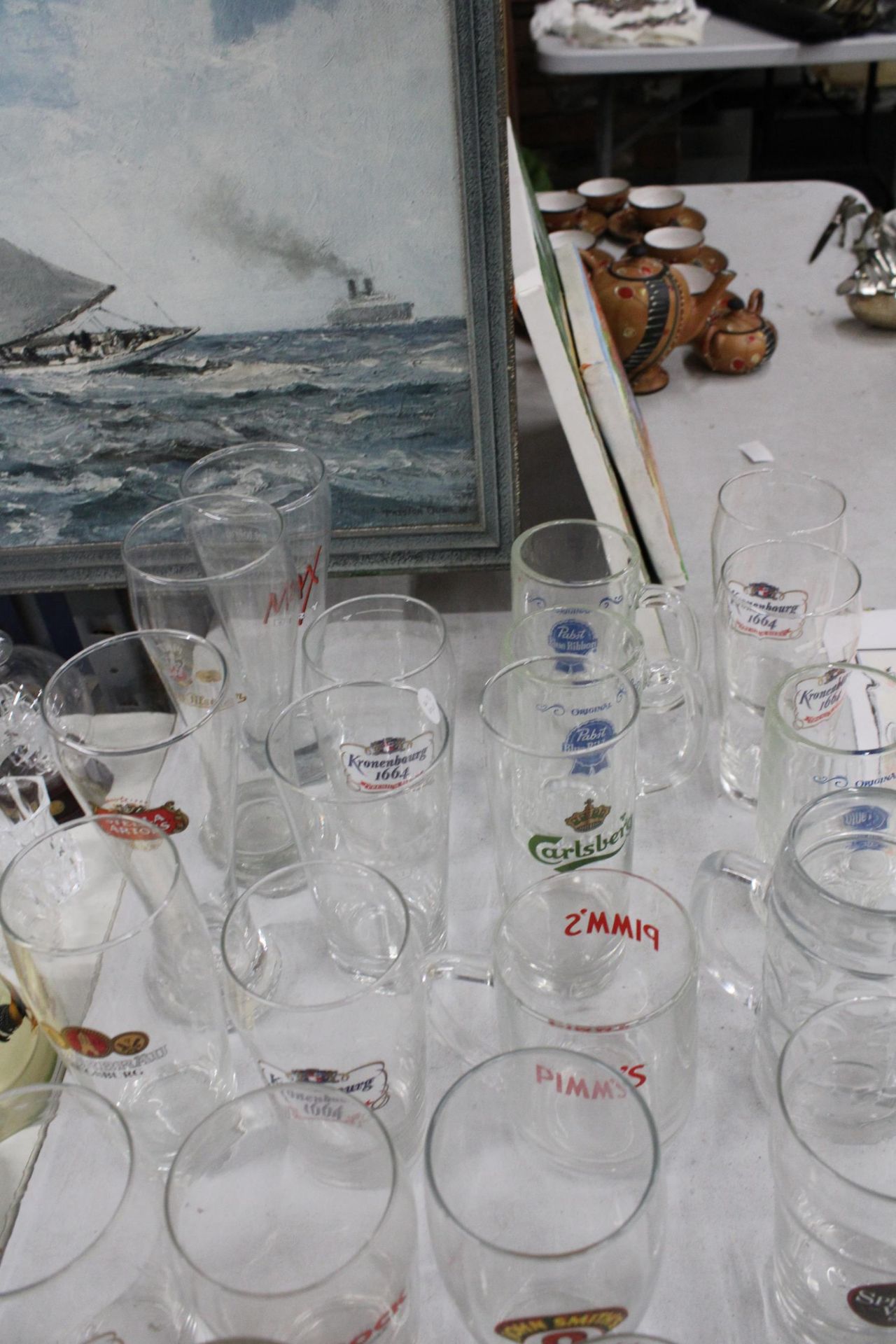 A LARGE COLLECTION OF BRANDED PINT GLASSES - Bild 3 aus 3