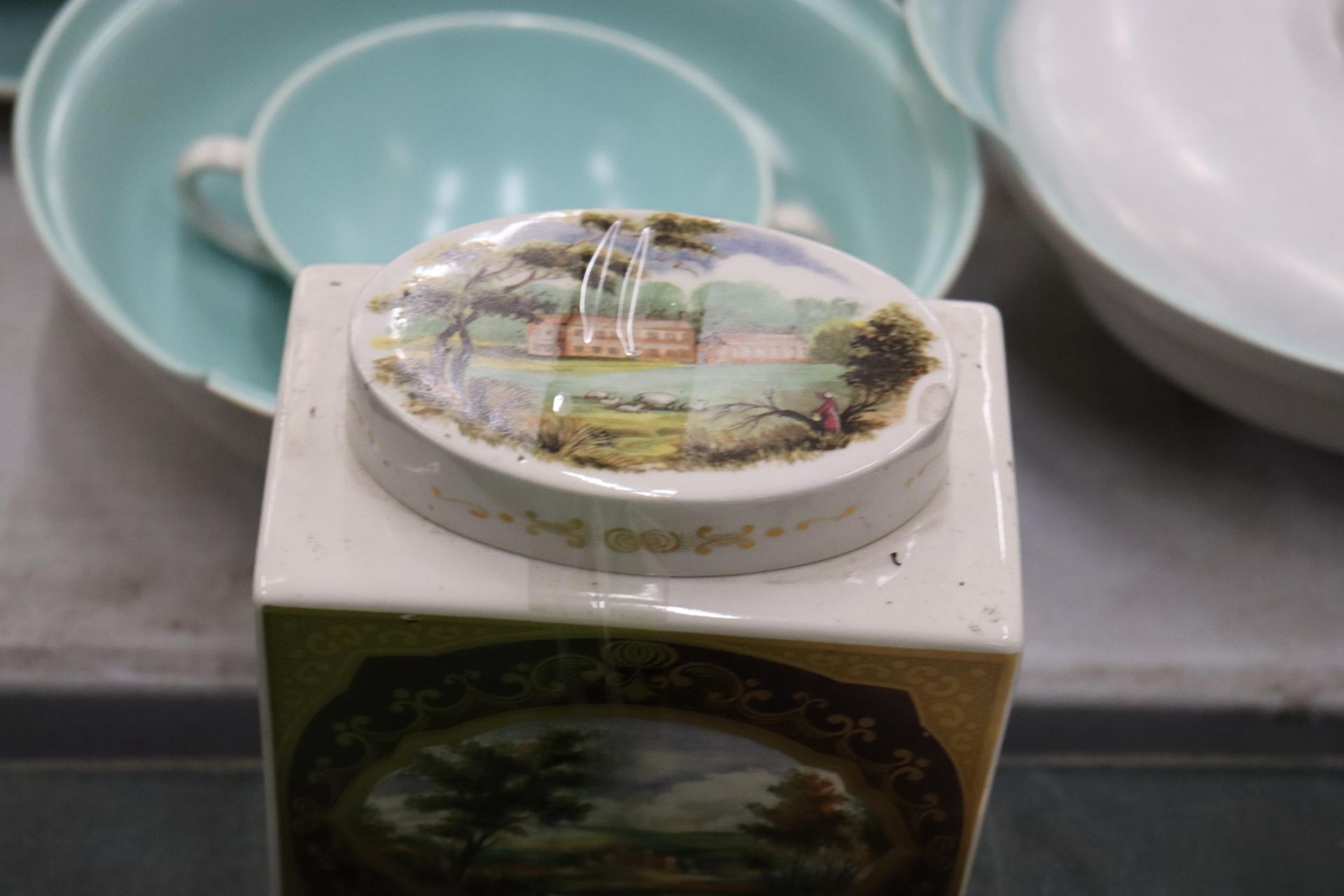 A QUANTITY OF COLLECTABLE CERAMICS TO INCLUDE ROYAL WORCESTER EVESHAM, CARLTONWARE, BELLEEK, BEATRIX - Image 15 of 15