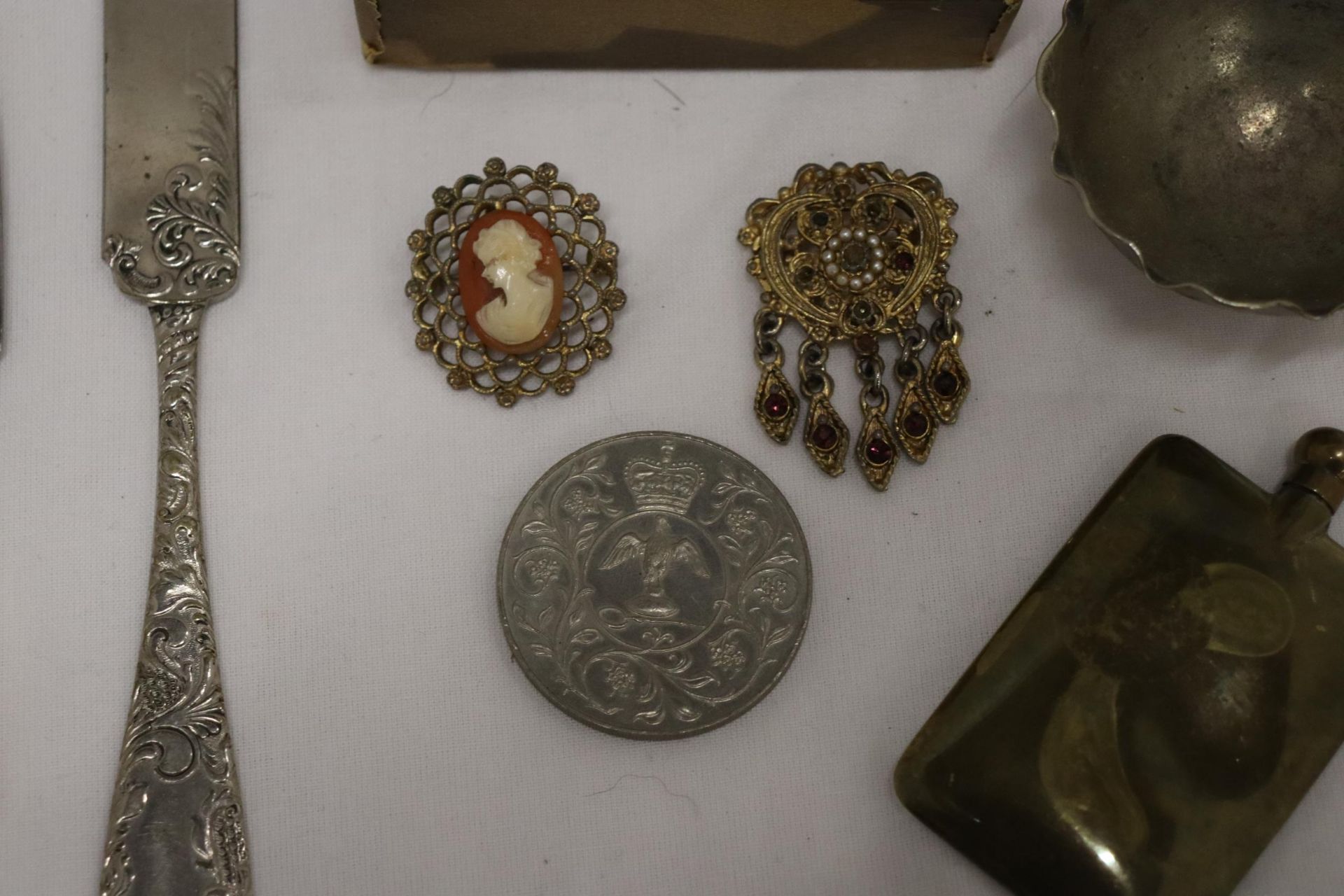 A QUANTITY OF YELLOW METAL CHAINS, A HEART PENDANT, TWO BROOCHES, TWO VINTAGE KNIVES, ETC - Image 4 of 7