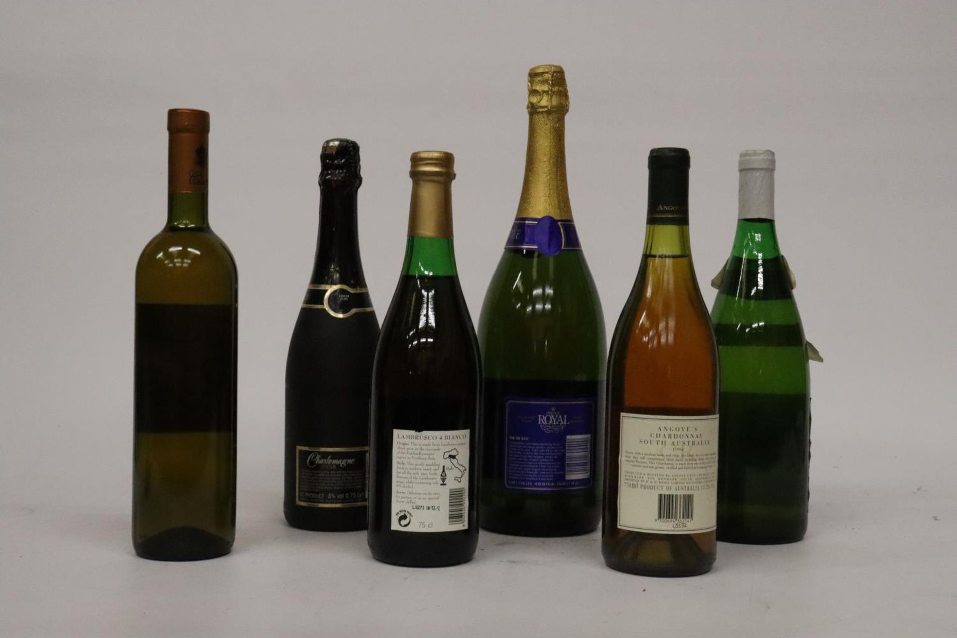 SIX BOTTLES OF WINE TO INCLUDE A CHARDONNAY AND A ROYAL PROSECCO ETC - Bild 4 aus 4