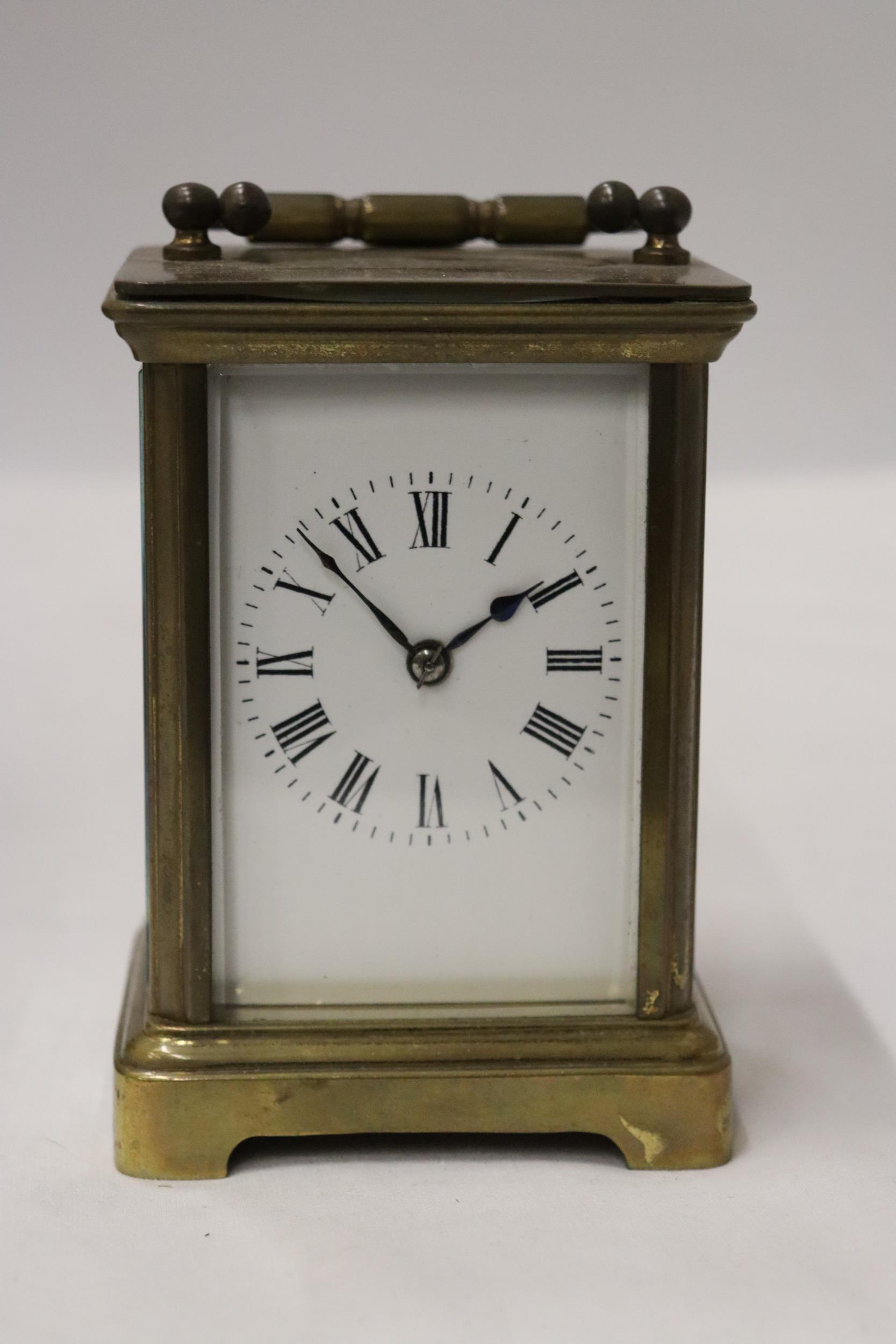 A VINTAGE BRASS ALARM CLOCK WITH GLASS SIDES TO SHOW INNER WORKINGS, IN A LEATHER CASE - Image 4 of 11