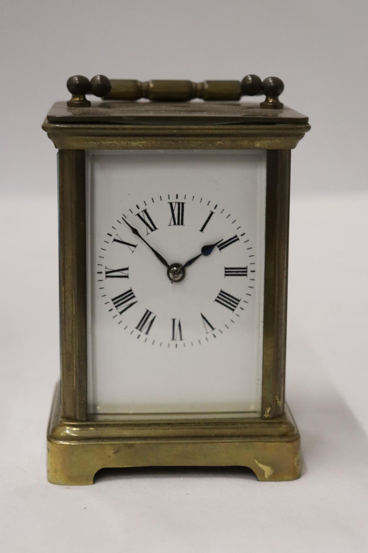 A VINTAGE BRASS ALARM CLOCK WITH GLASS SIDES TO SHOW INNER WORKINGS, IN A LEATHER CASE - Image 4 of 11