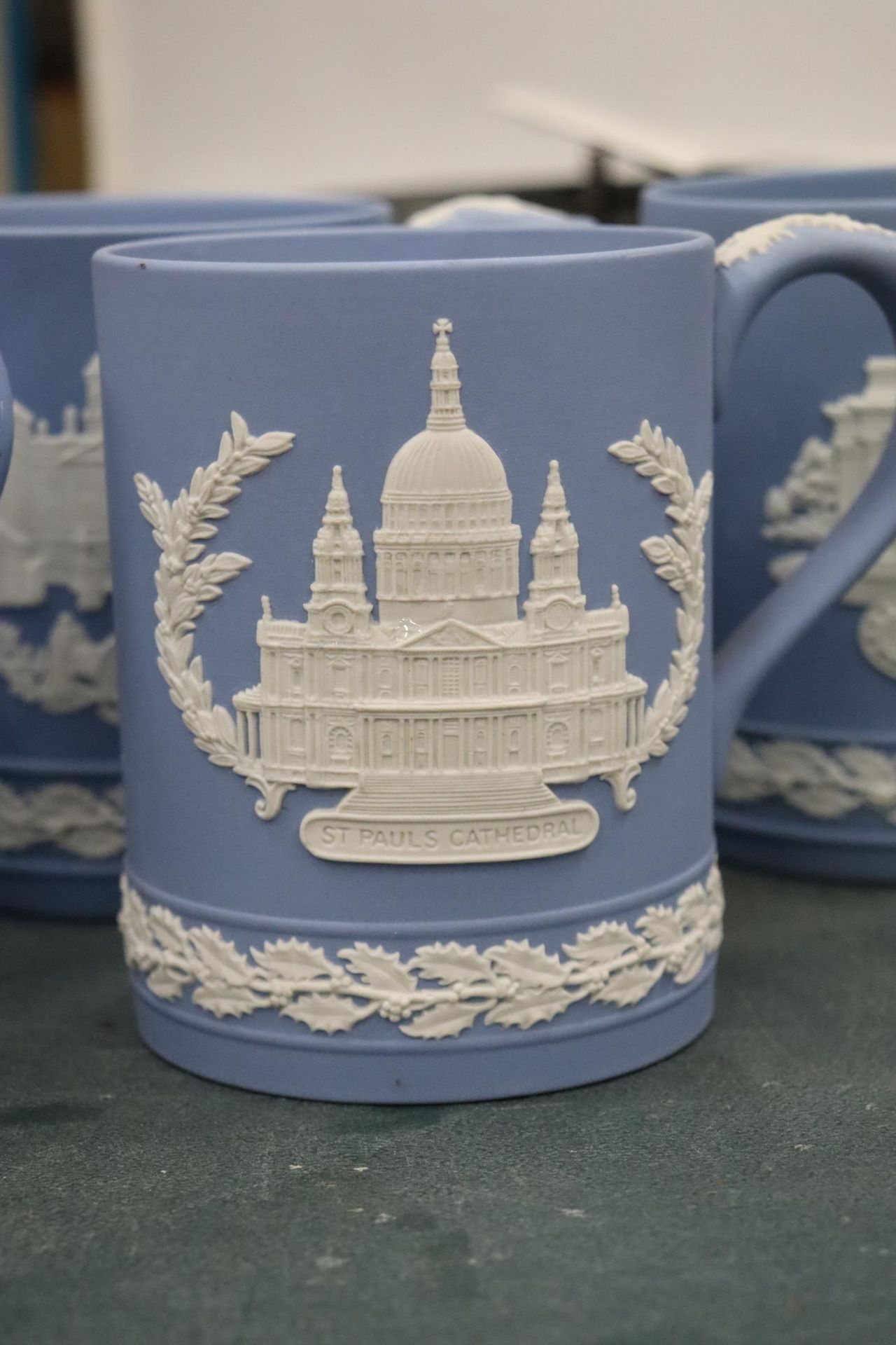 SIX POWDER BLUE WEDGWOOD JASPERWARE MUGS WITH IMAGES OF LONDON LANDMARKS - Bild 8 aus 12