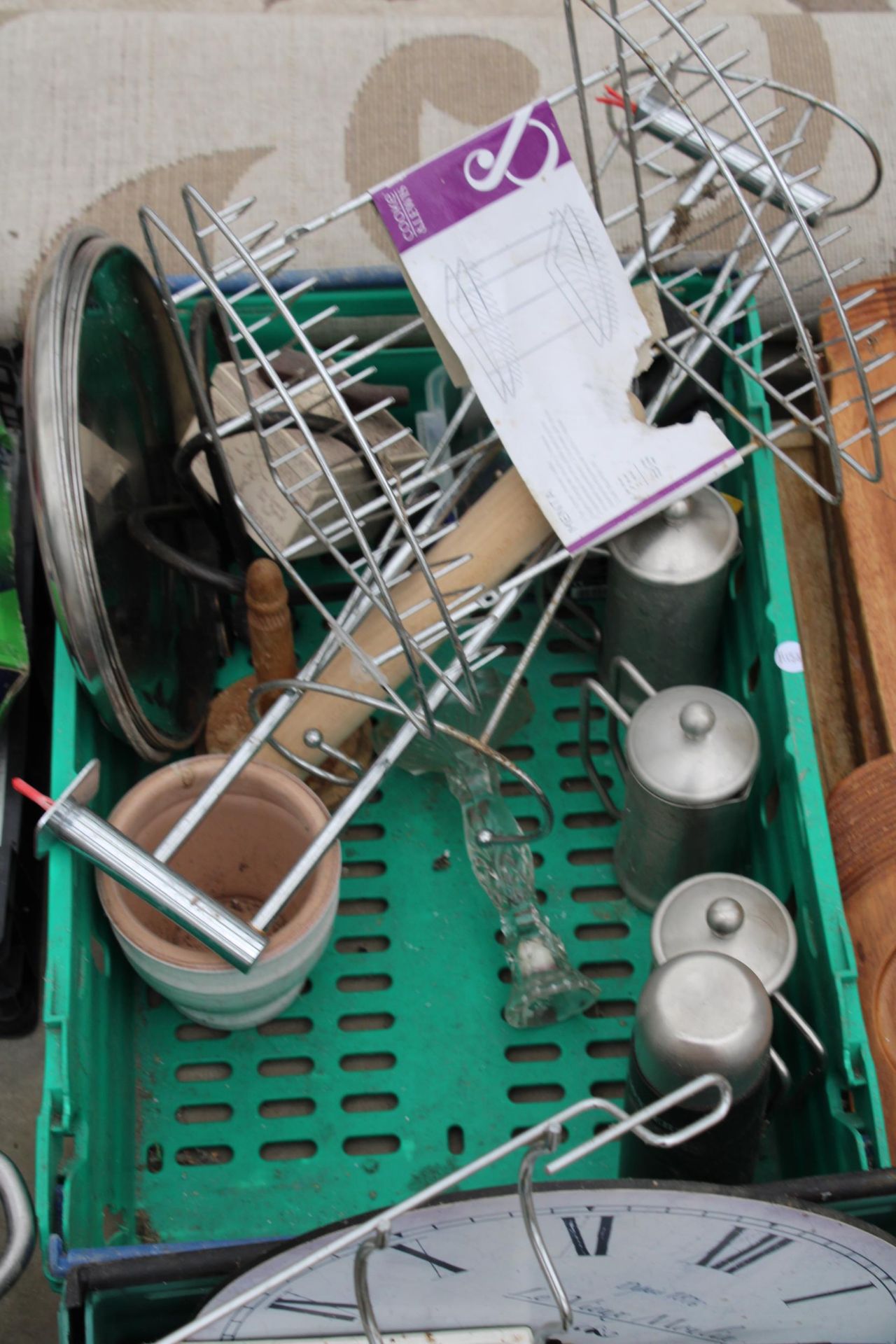 AN ASSORTMENT OF ITEMS TO INCLUDE A SHELVING RACK, A COOKING POT AND HARDWARE ETC - Image 4 of 6