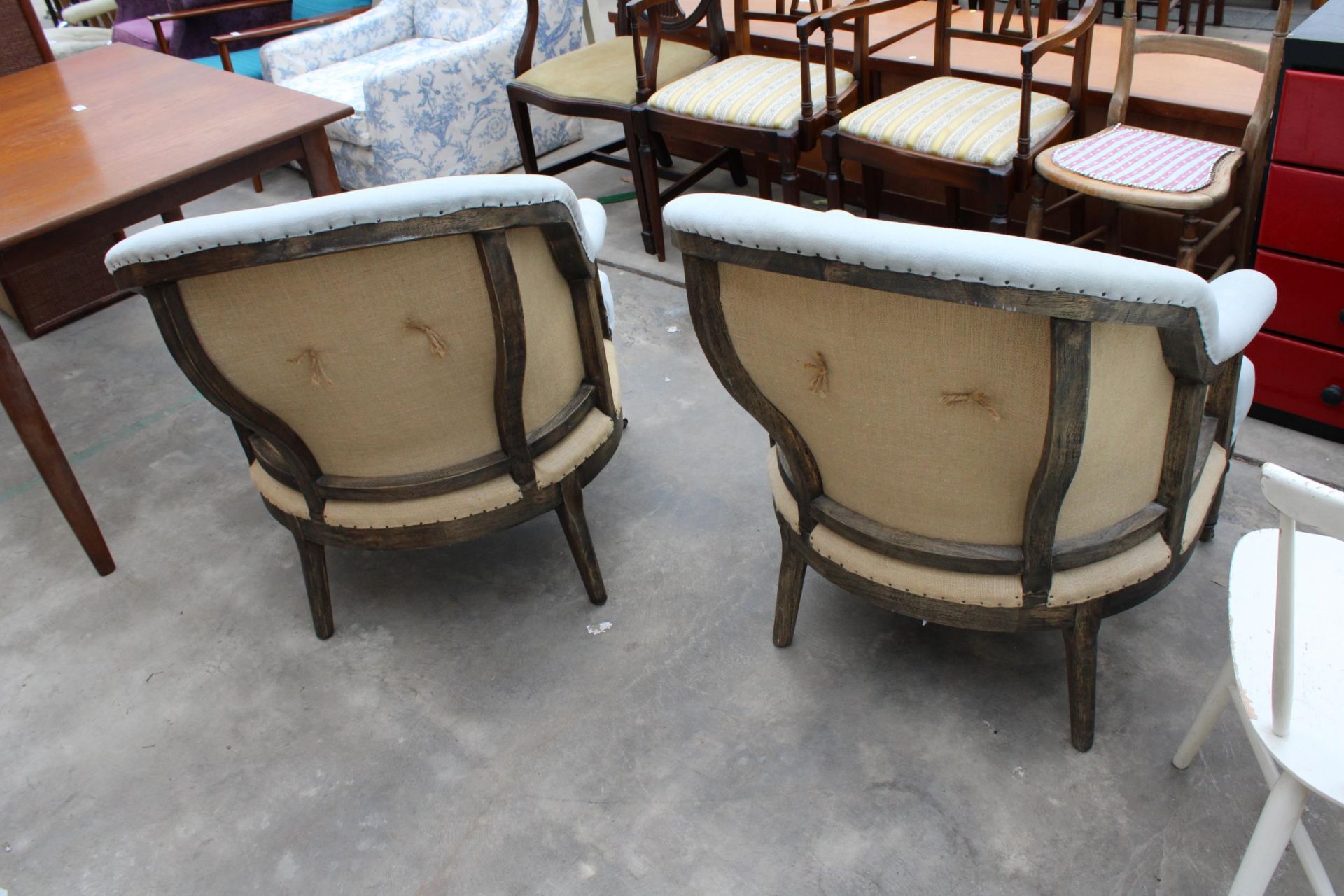 A PAIR OF VICTORIAN STYLE TUB CHAIRS - Image 3 of 4