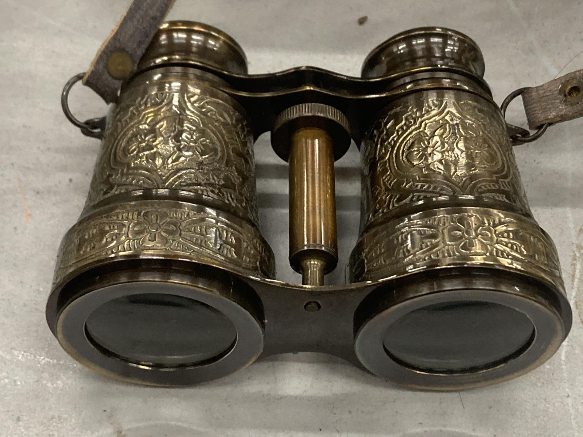 A PAIR OF BRASS BINOCULARS IN A LEATHER CASE - Image 2 of 3