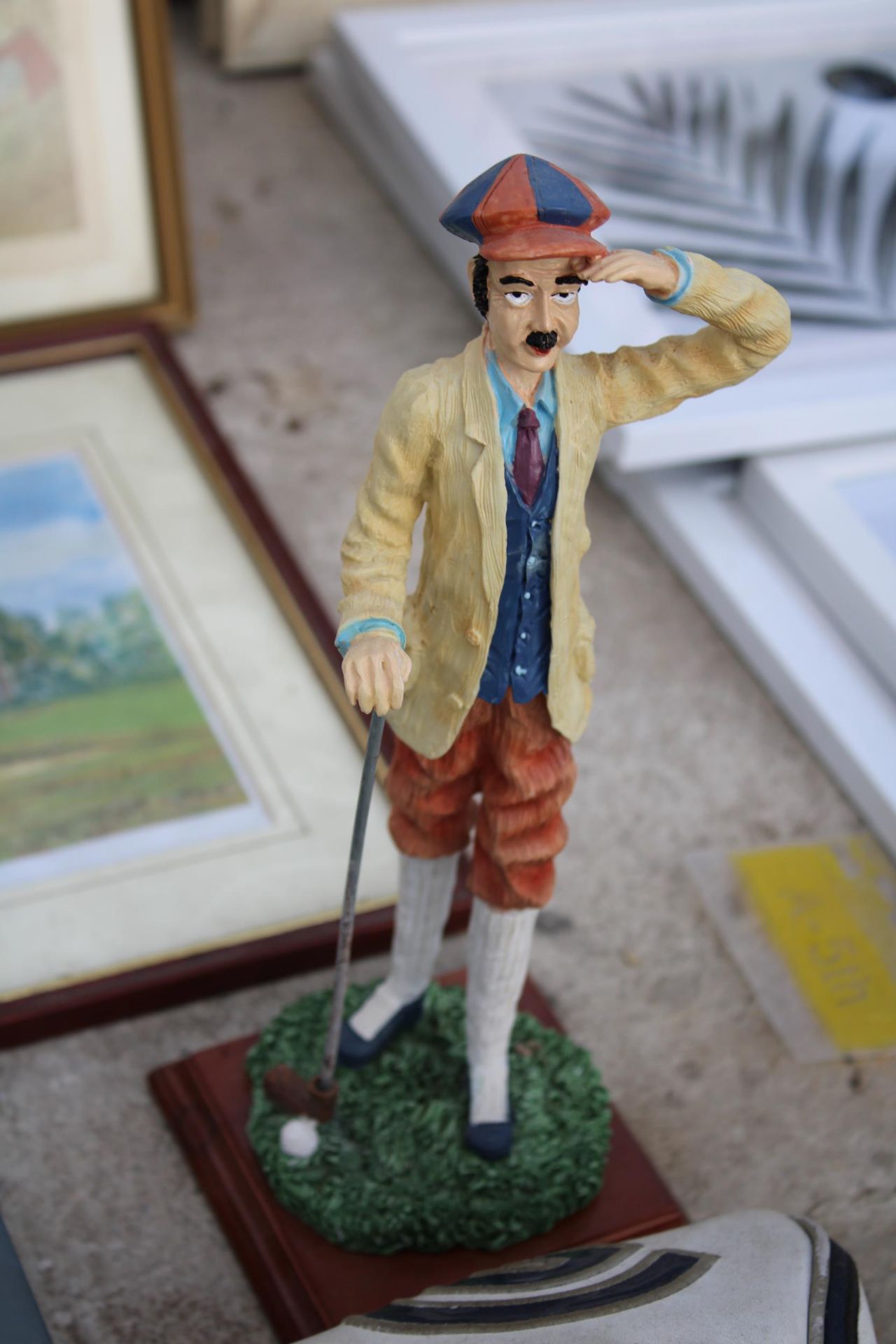 AN ASSORTMENT OF GOLF RELATED ITEMS TO INCLUDE FRAMED PRINTS, GOLF BALLS AND A FIGURE OF A GOLFER - Image 4 of 4