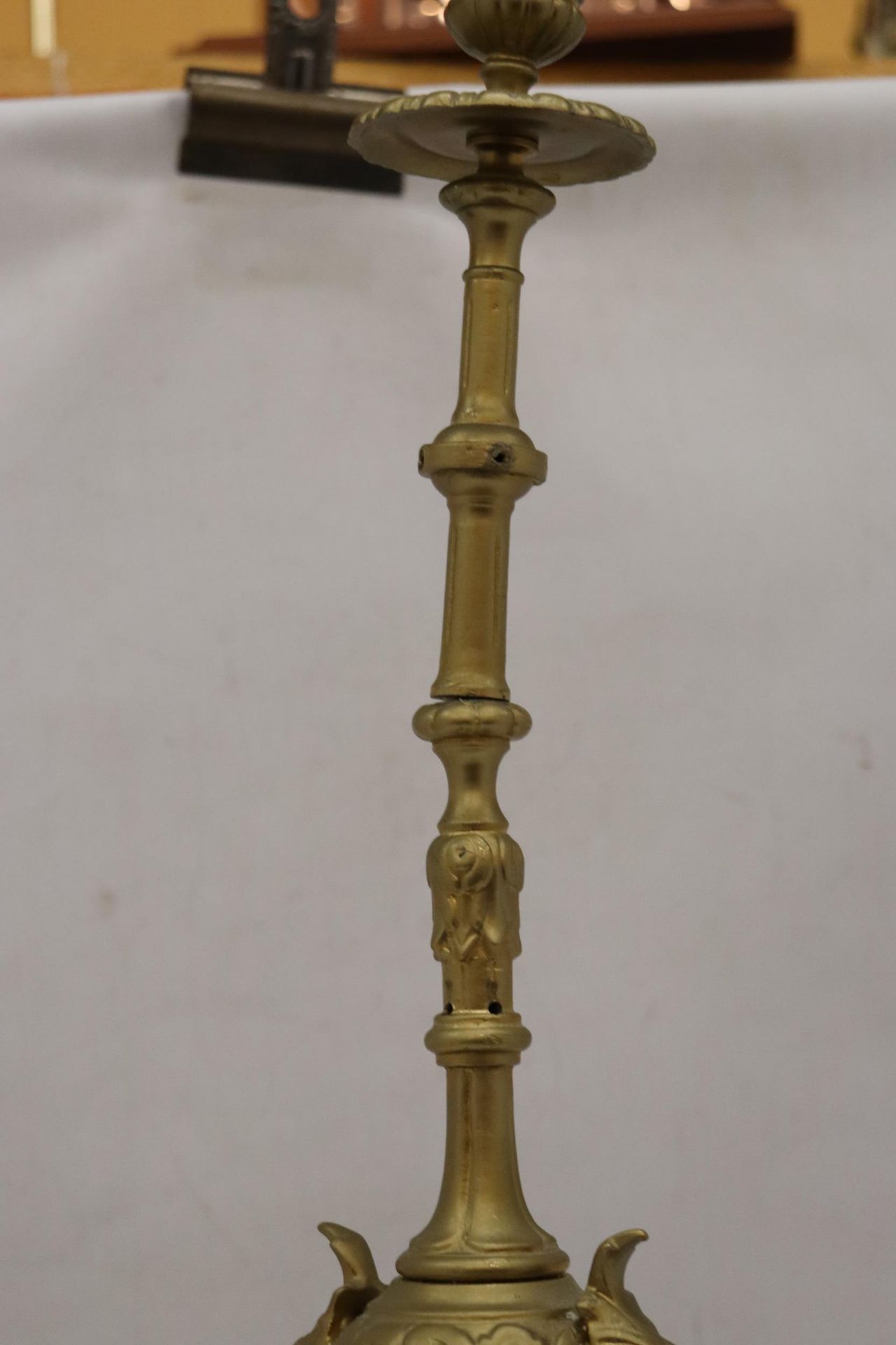 A VINTAGE STYLE HEAVY BRASS CANDLE HOLDER, HEIGHT 55CM - Image 6 of 7