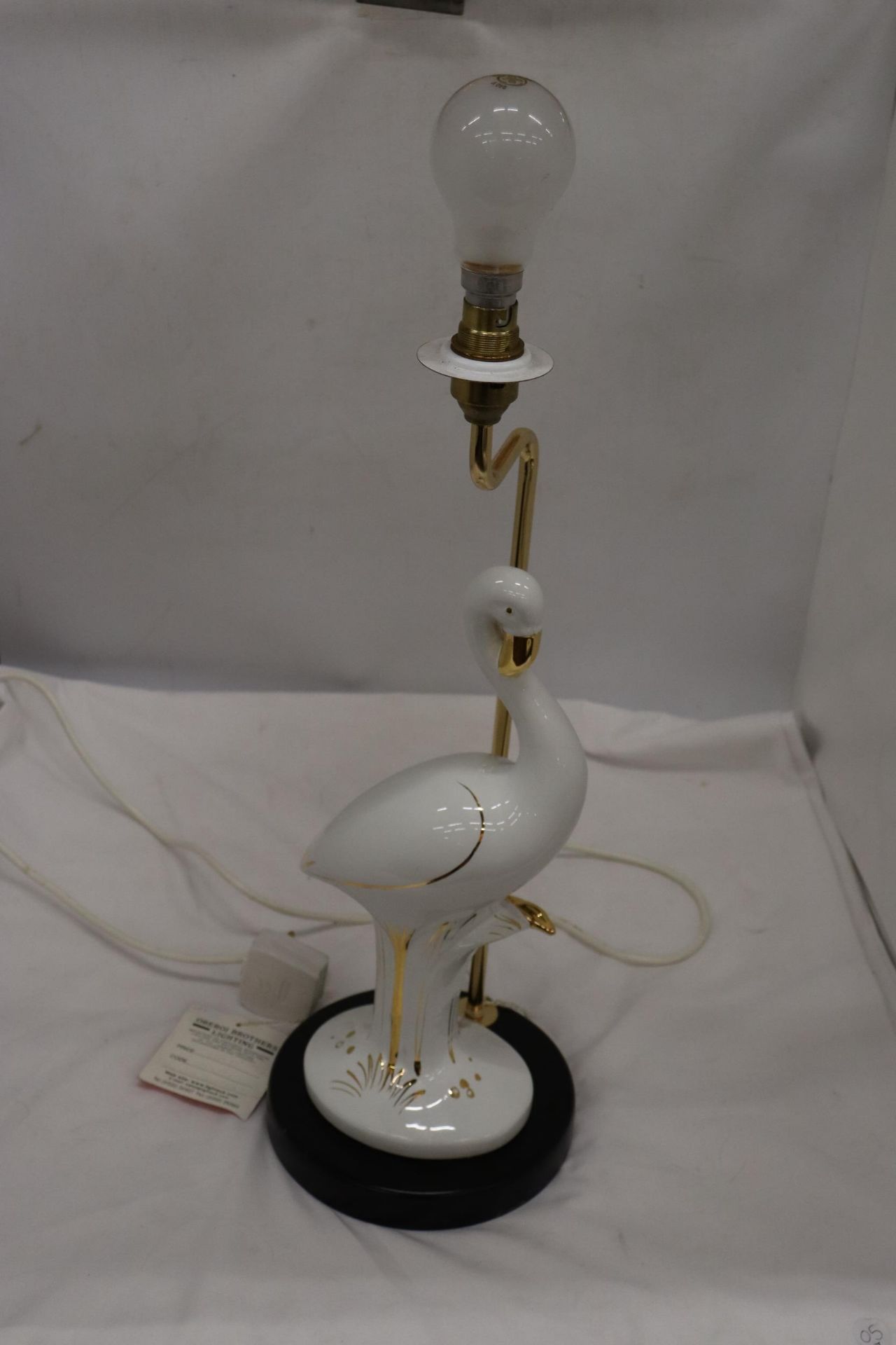 A CERAMIC WHITE AND GOLD STORK LAMP, WORKING AT TIME OF CATALOGUING, NO WARRANTY GIVEN, HEIGHT 47CM