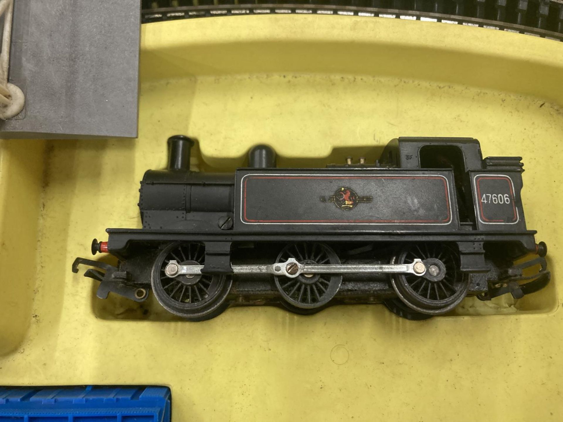A 1960'S TRIANG TRAIN SET AND A TRIANG MAIL COACH SET - Image 3 of 6