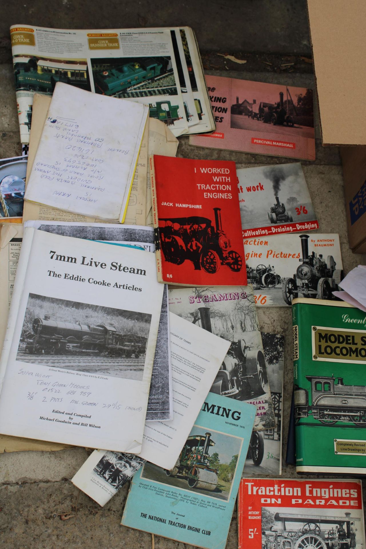 AN ASSORTMENT OF MODEL TRAIN ITEMS AND A LARGE QUANTITY OF BOOKS AND BOOKLETS ON MODEL TRAINS - Image 4 of 5