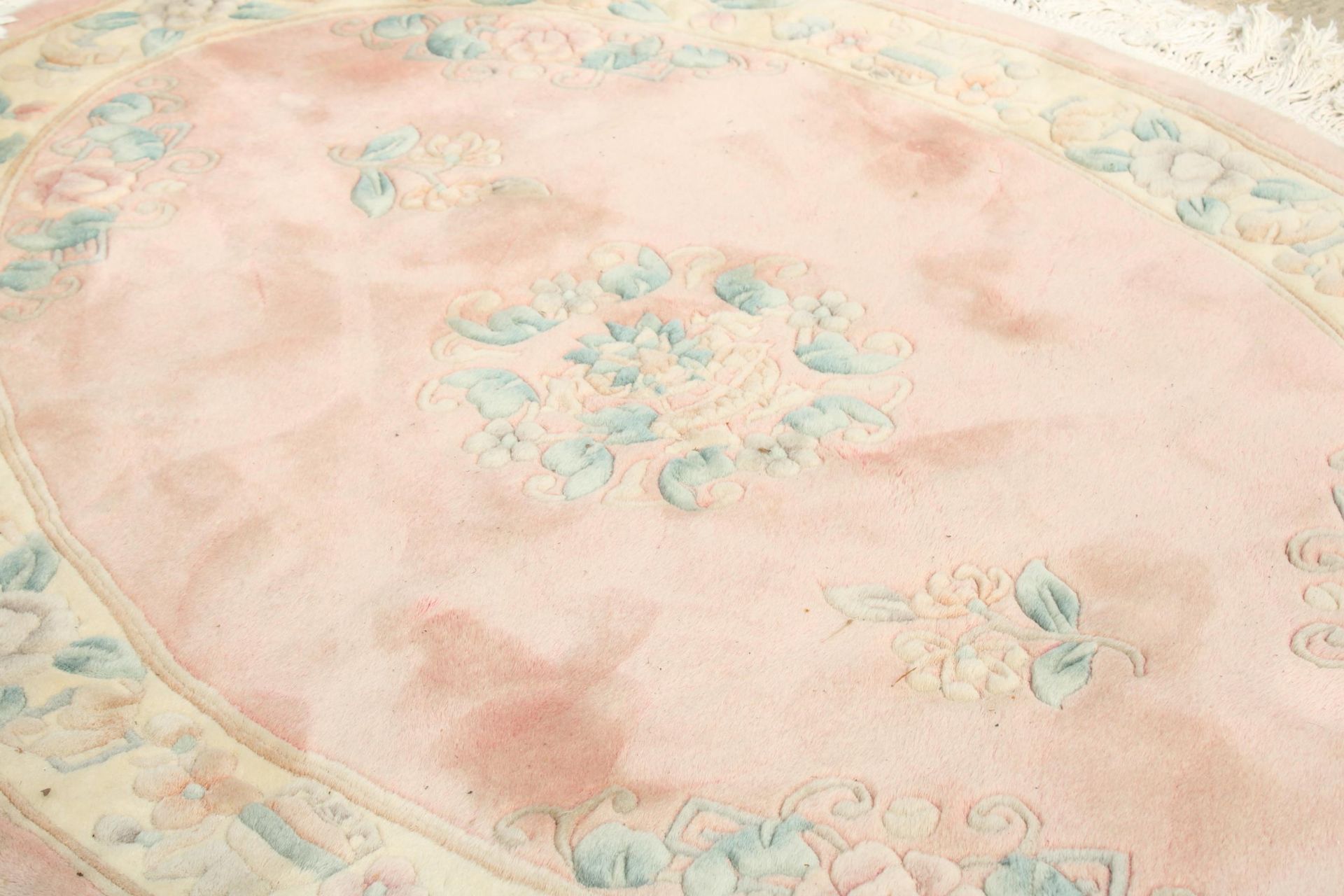 AN OVAL PINK PATTERNED FRINGED RUG - Image 2 of 2